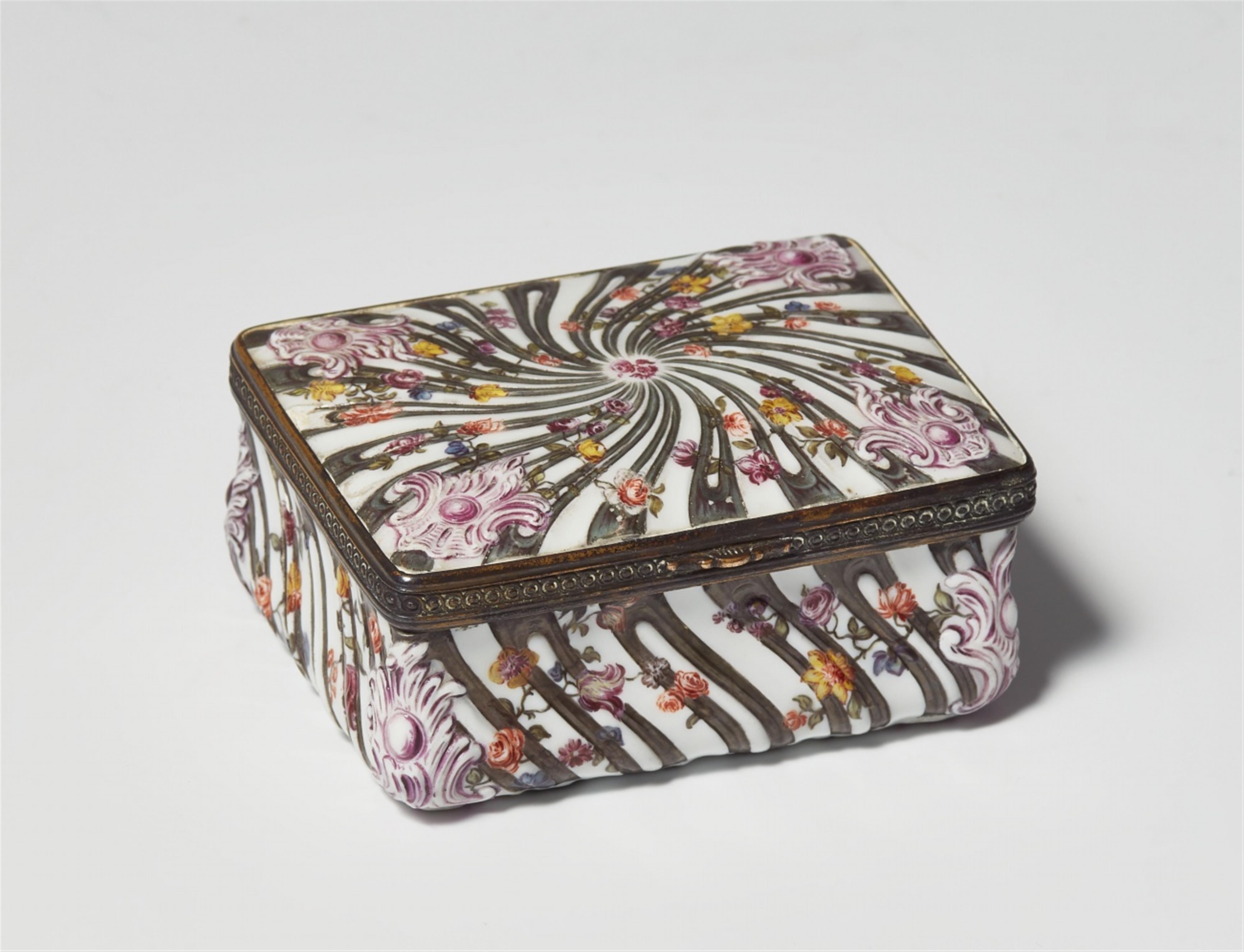 A Meissen porcelain snuff box with ornamental decor - image-1