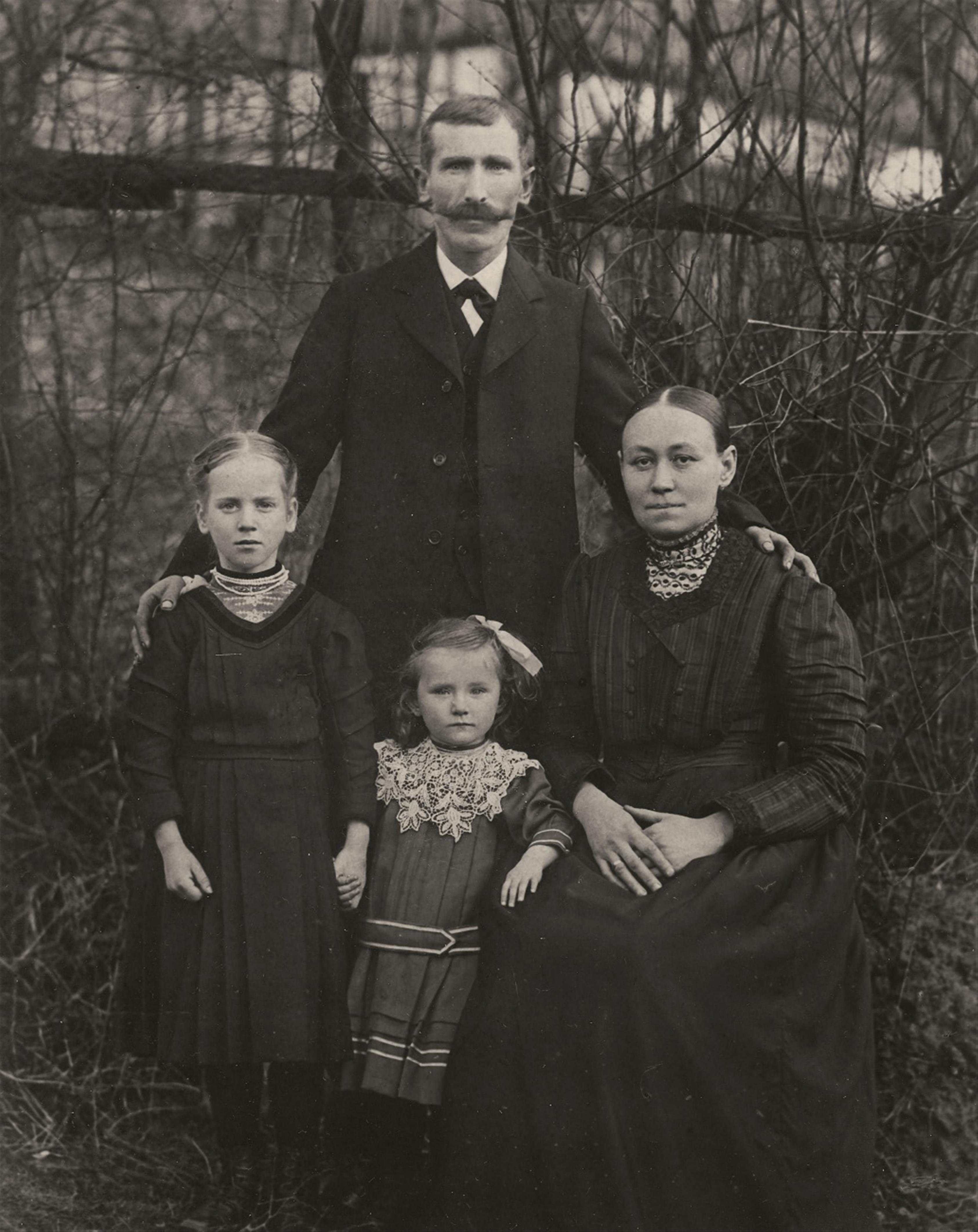 August Sander - Familienportrait, Kettenhausen, Westerwald - image-1