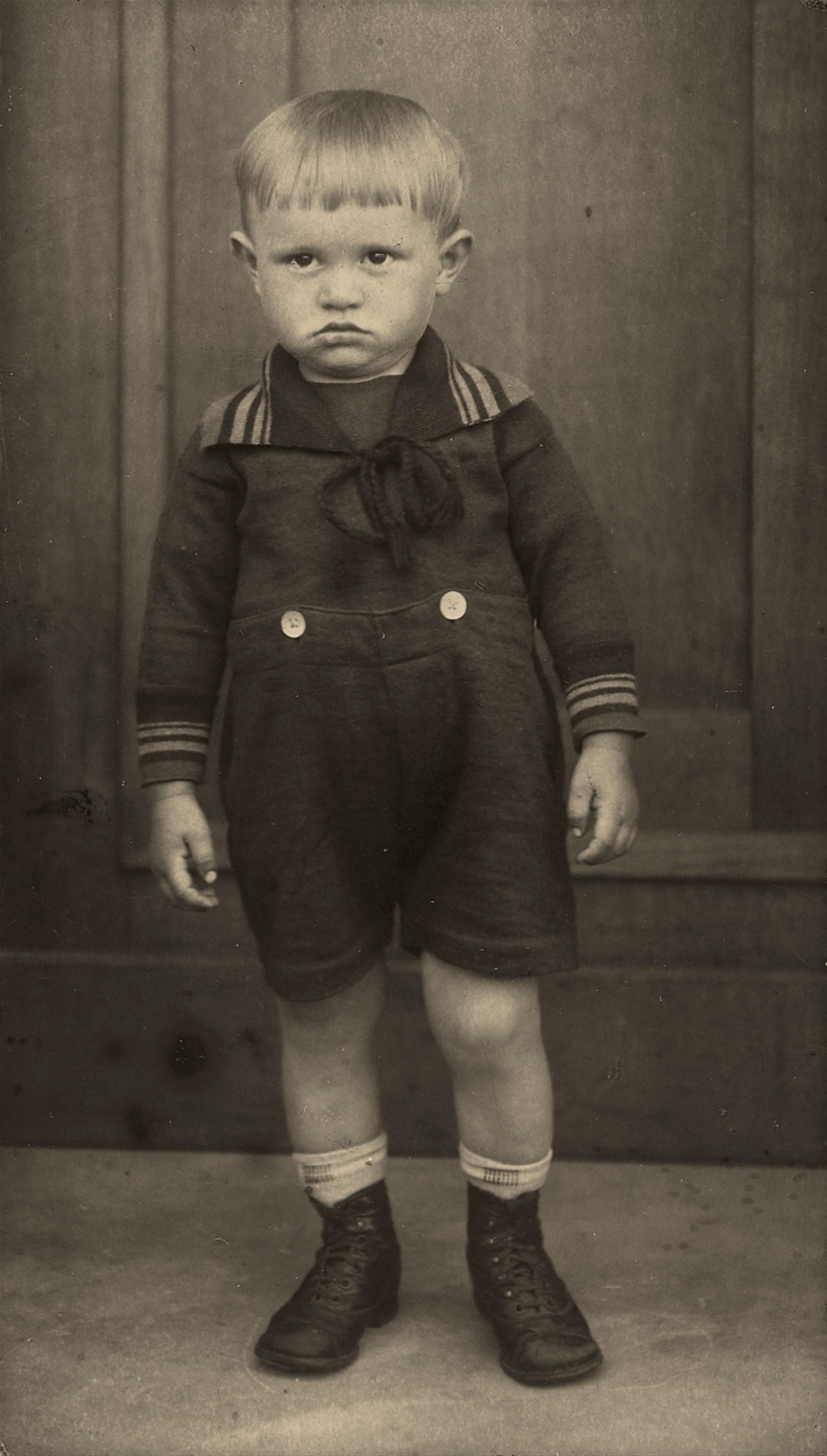 August Sander - Portrait eines Jungen - image-1