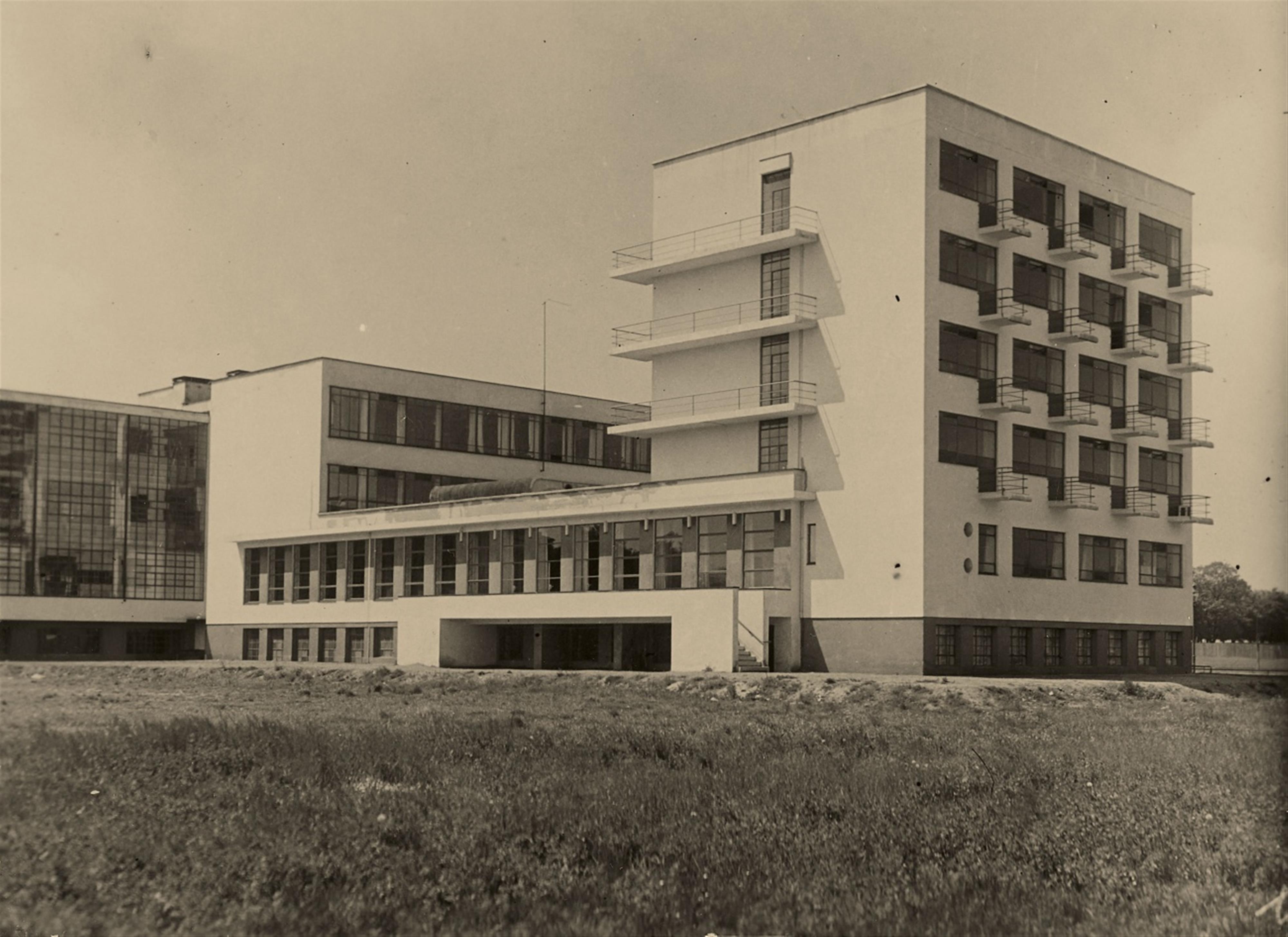 Anonym - Bauhaus Dessau, Architekt Walter Gropius - image-1