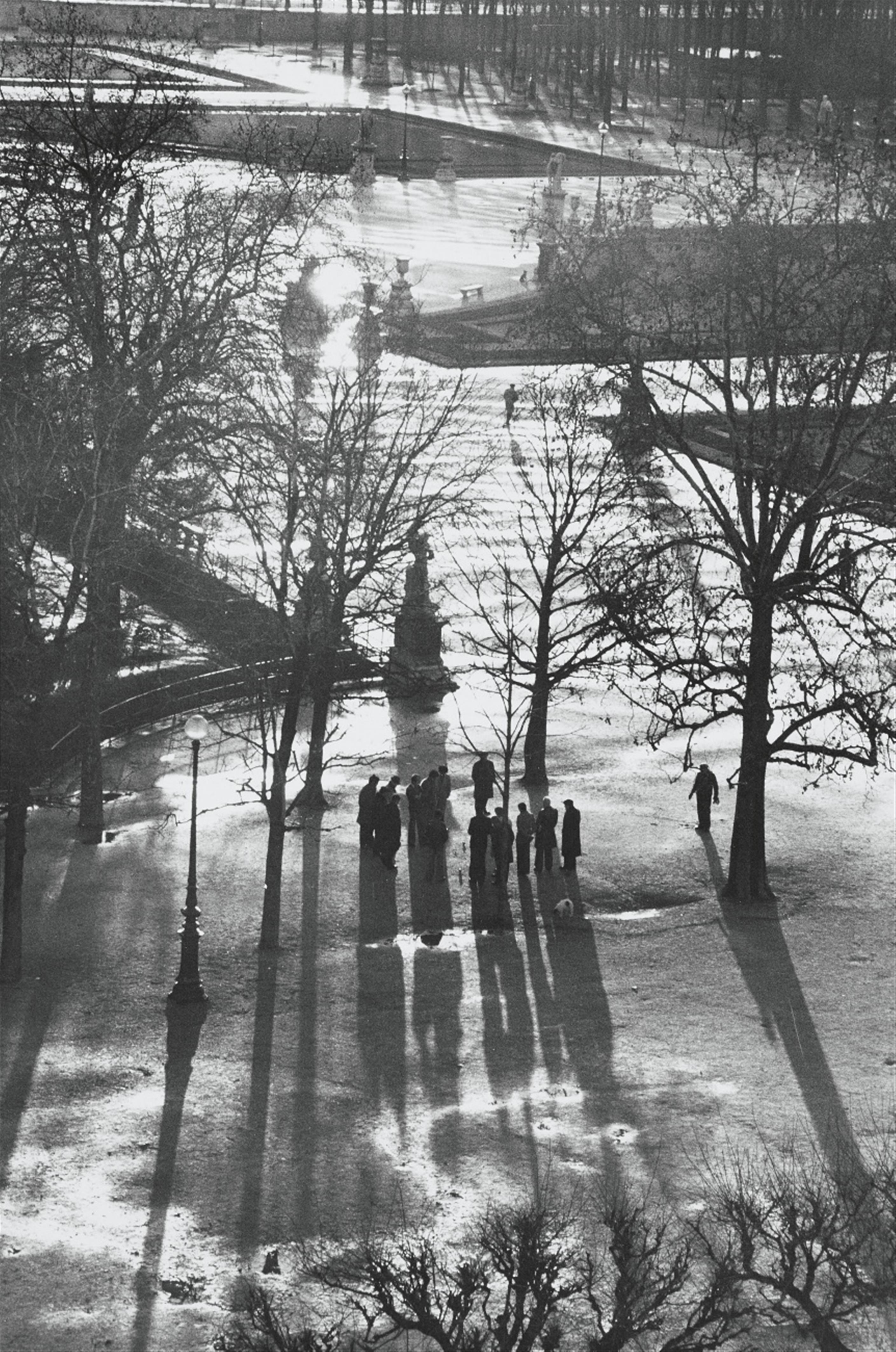 Henri Cartier-Bresson - Jardin des Tuileries, Paris - image-1