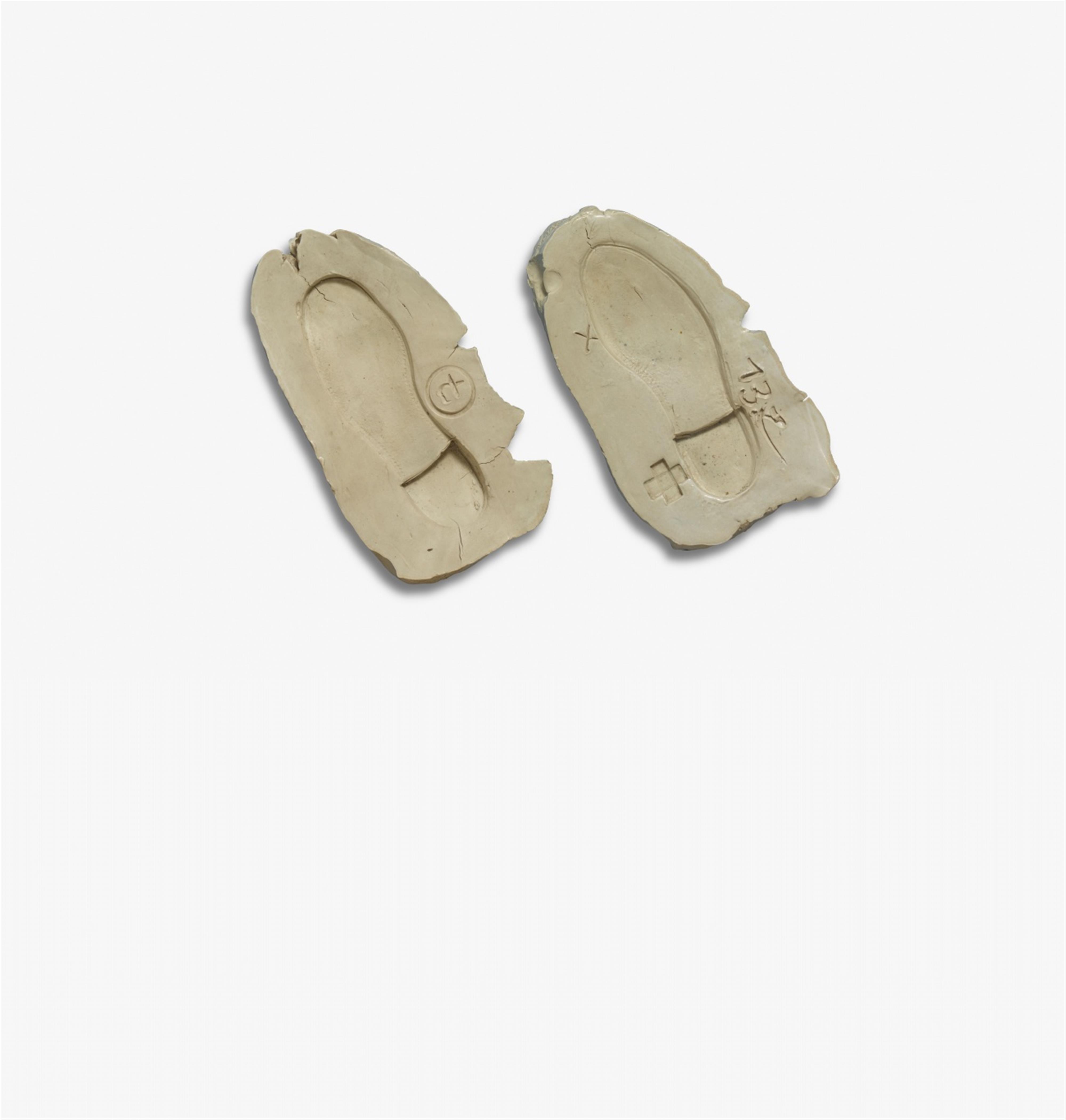 Antoni Tàpies - Dues empremtes de peus II (Zwei Fußabdrücke II) - image-1