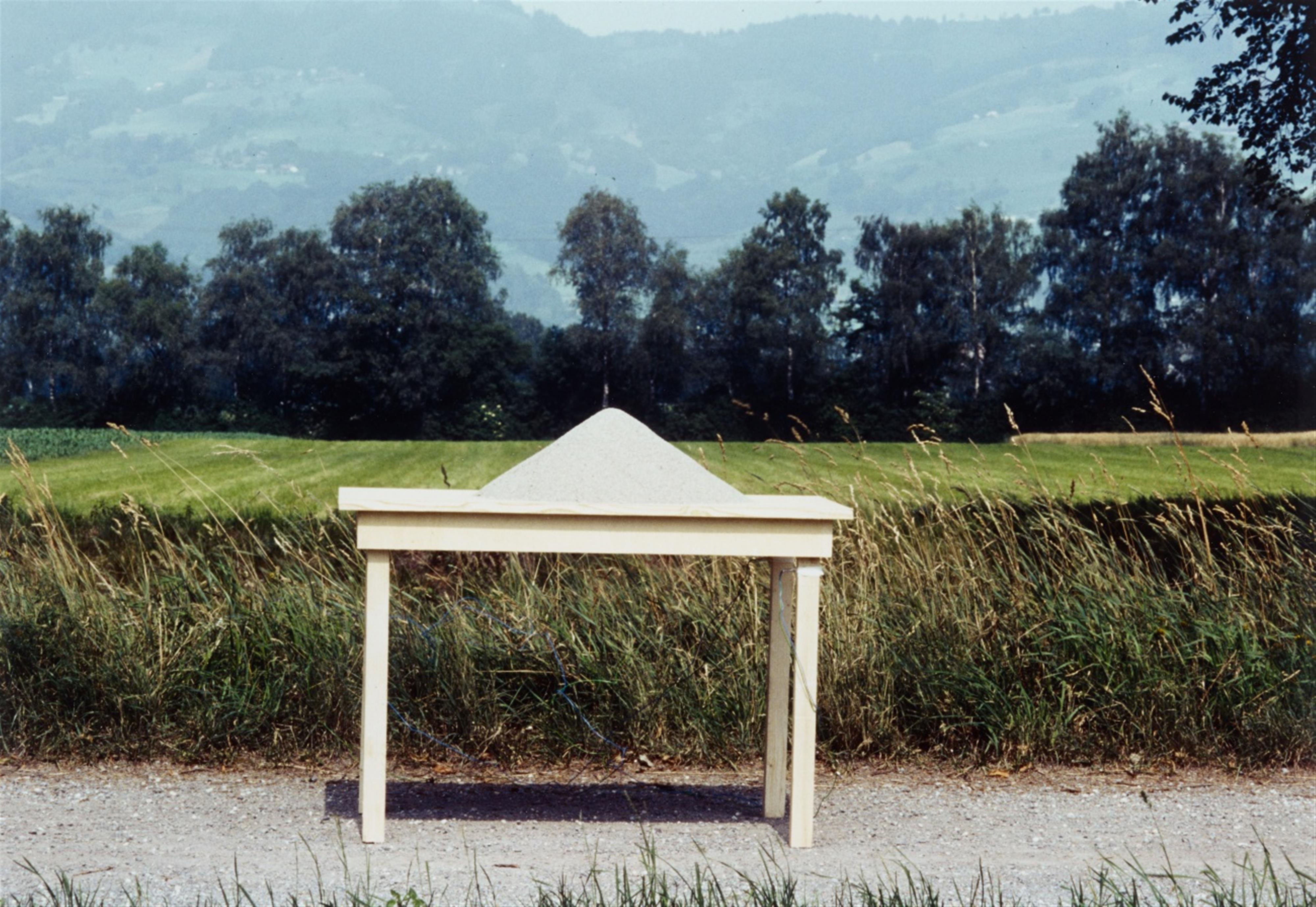 Roman Signer - Tisch mit Sandkegel - image-2