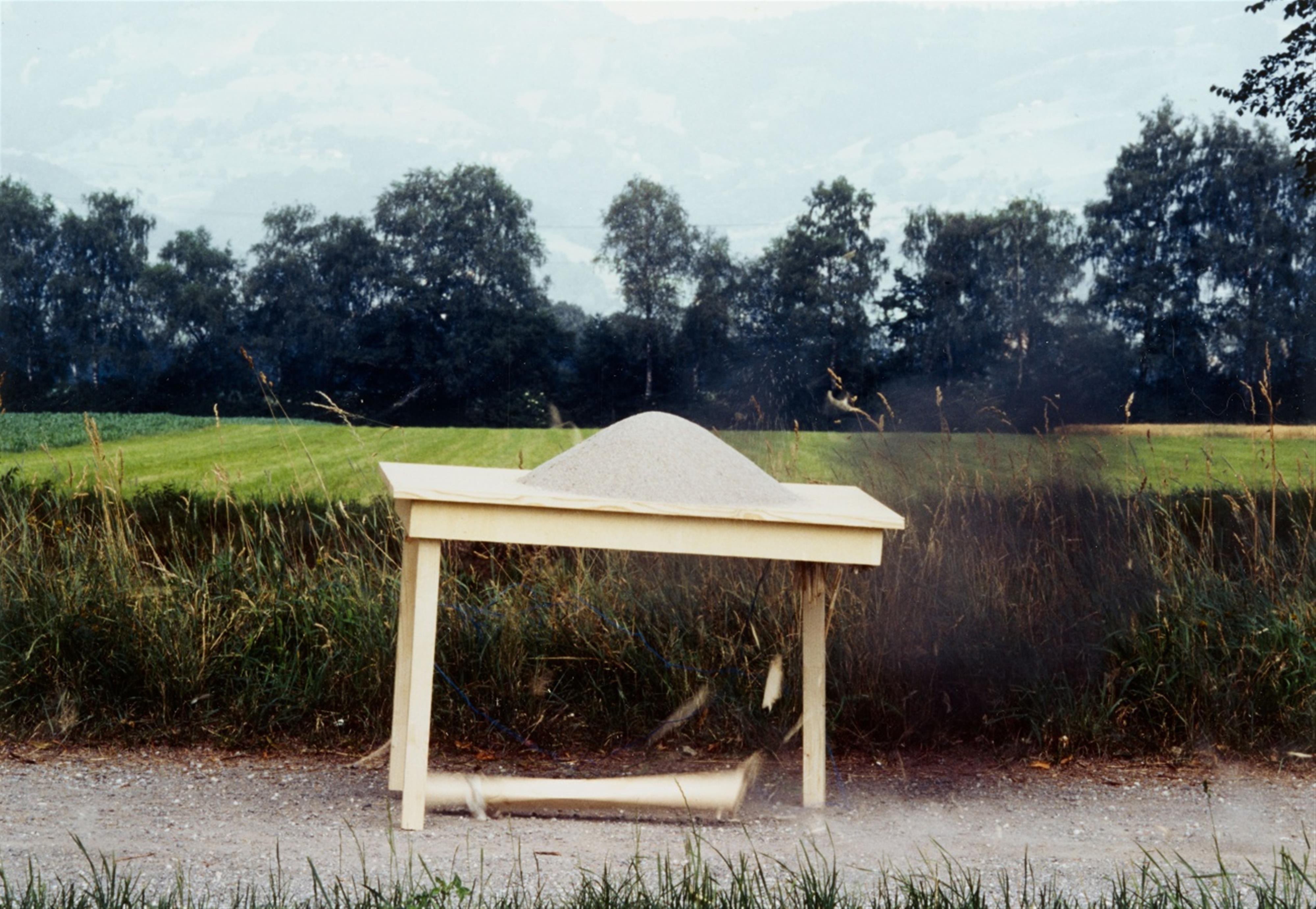 Roman Signer - Tisch mit Sandkegel - image-3