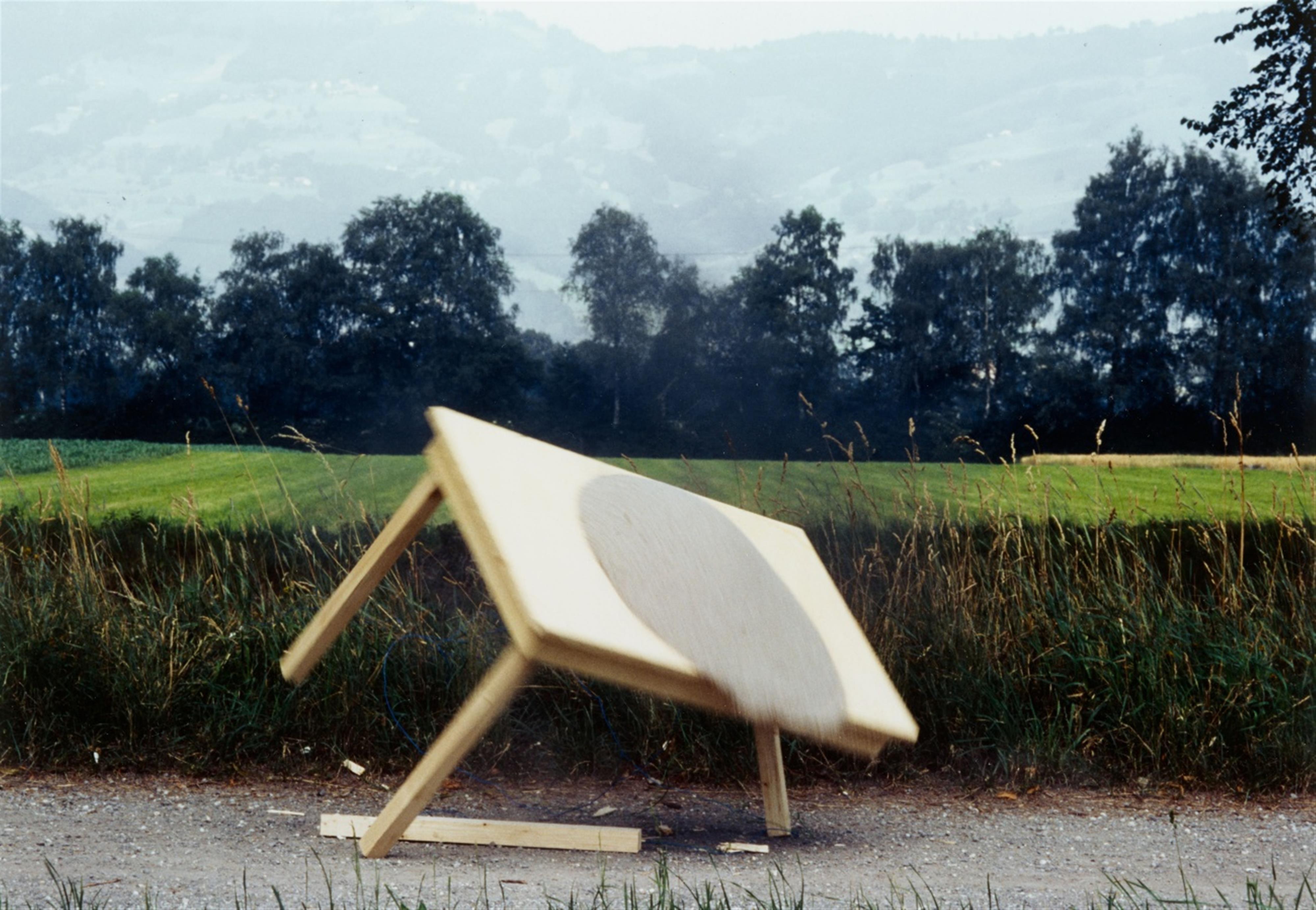 Roman Signer - Tisch mit Sandkegel - image-4