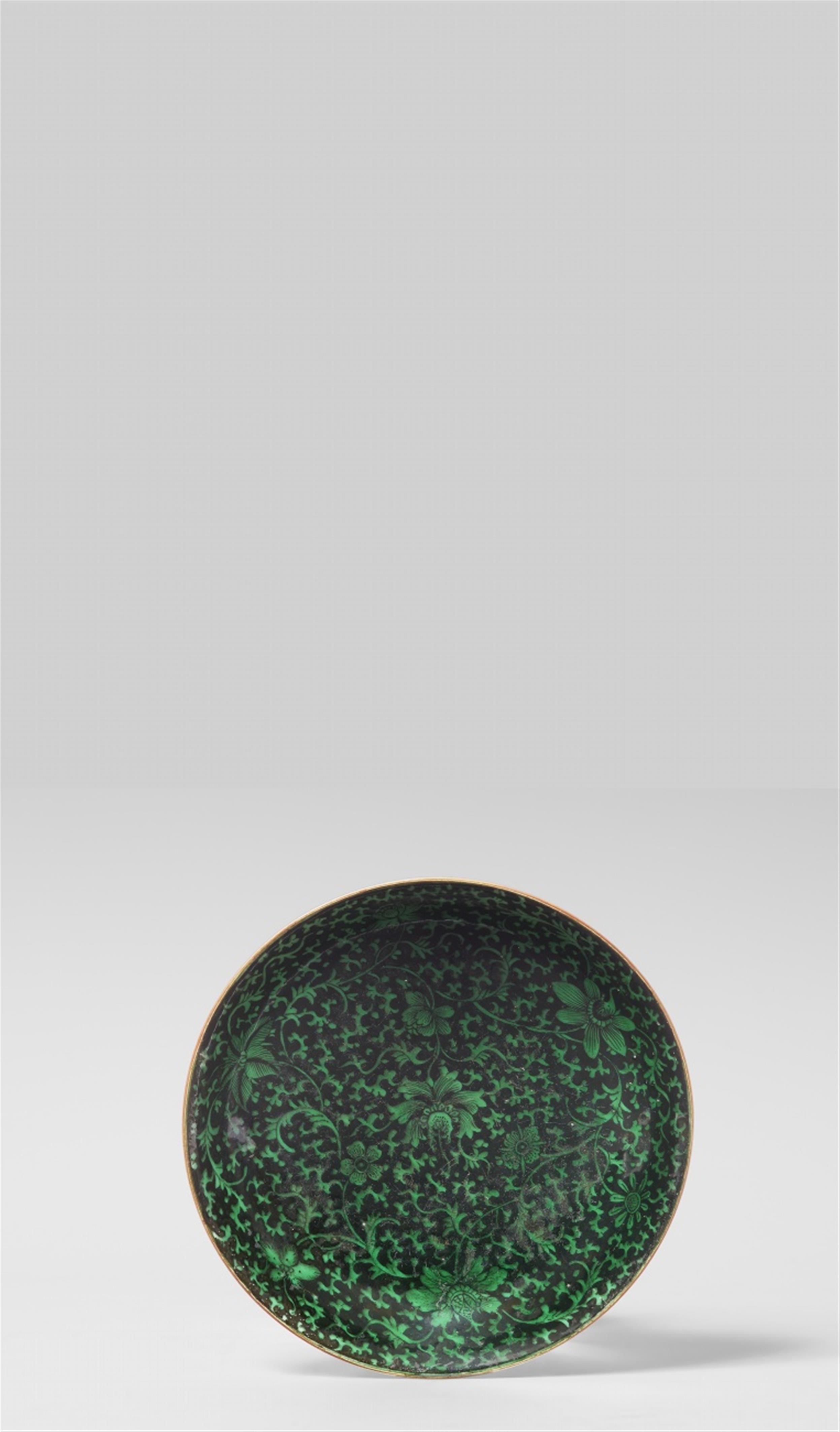 A famille noire and green-enamelled bowl. Qianlong period (1735-1796) - image-1