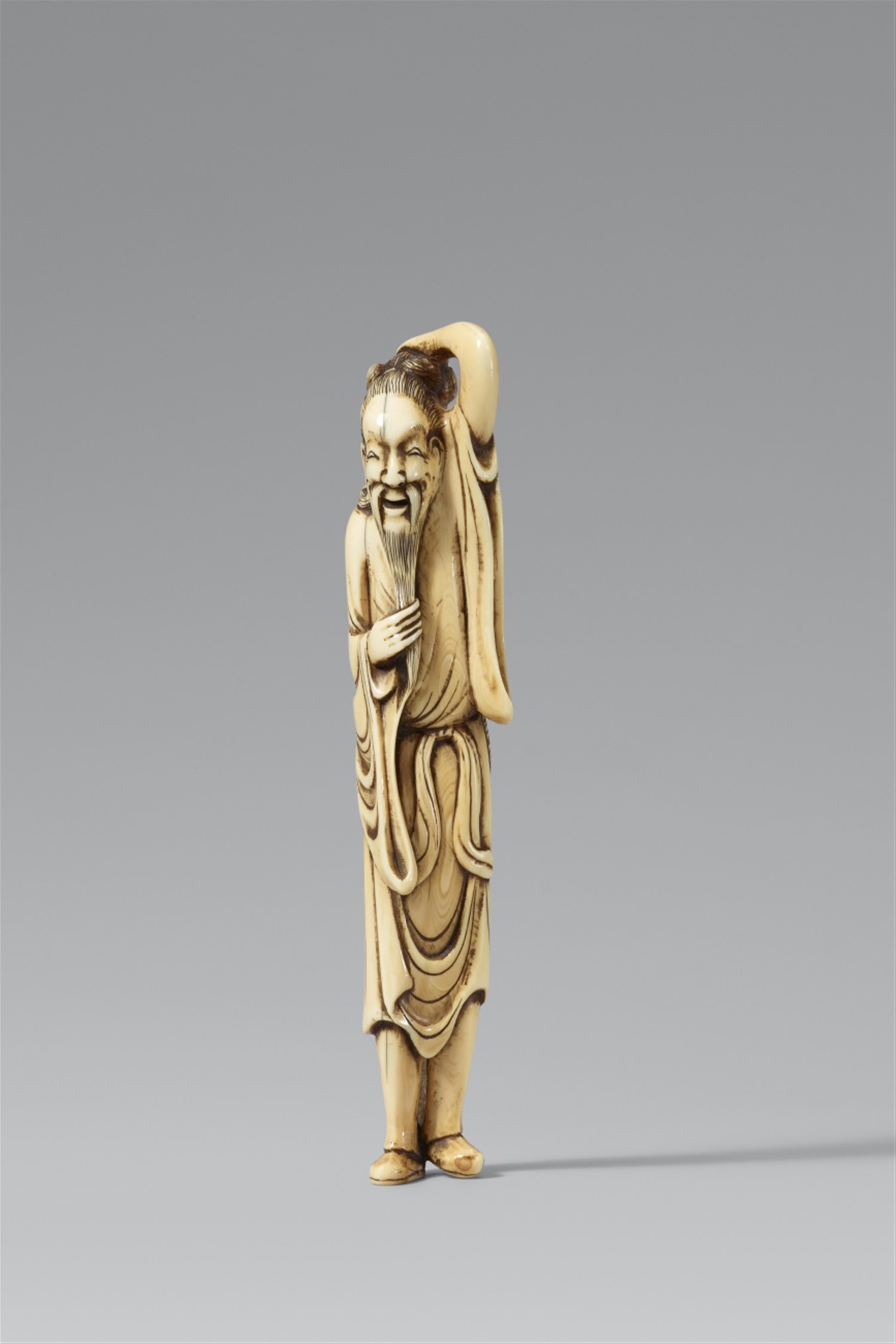 An ivory netsuke of a very tall Chinese man. 18th century - image-1