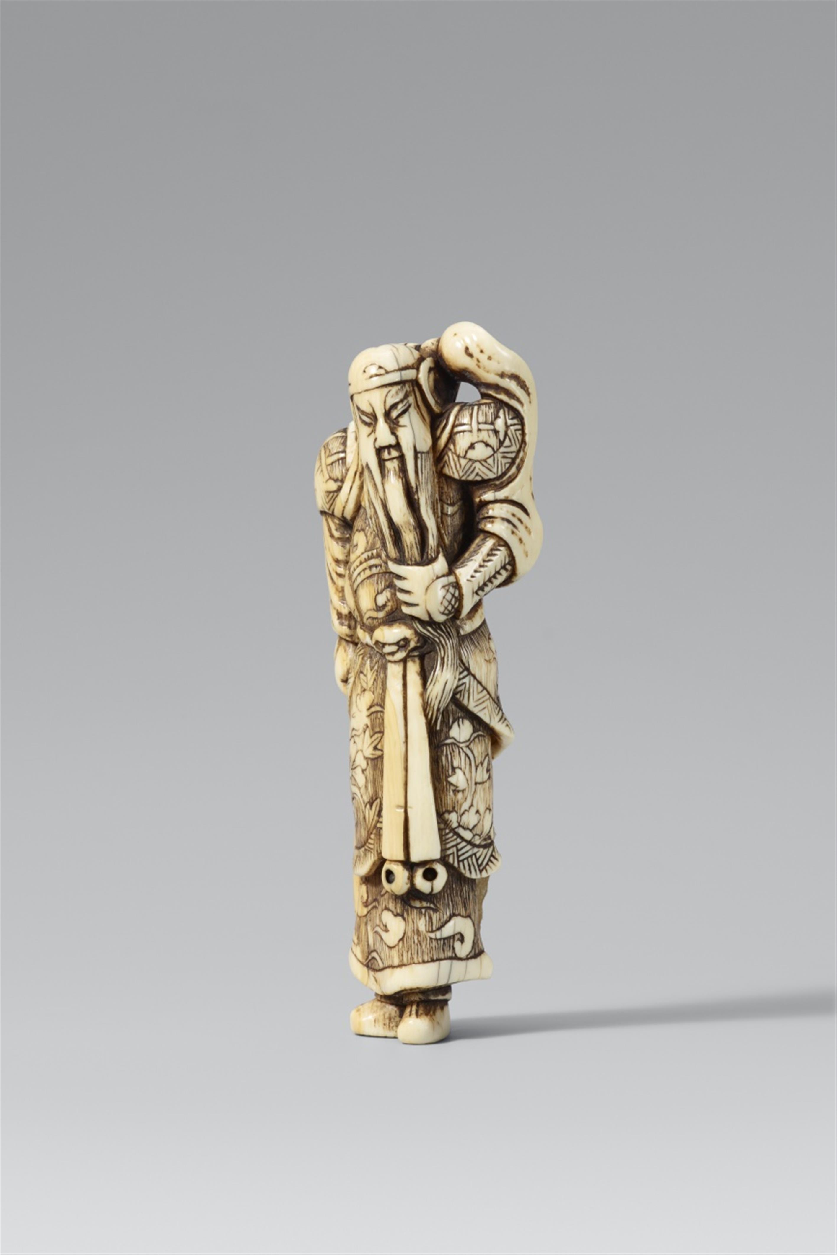 An impressive ivory netsuke of a very tall Kan'u. Late 18th century - image-1