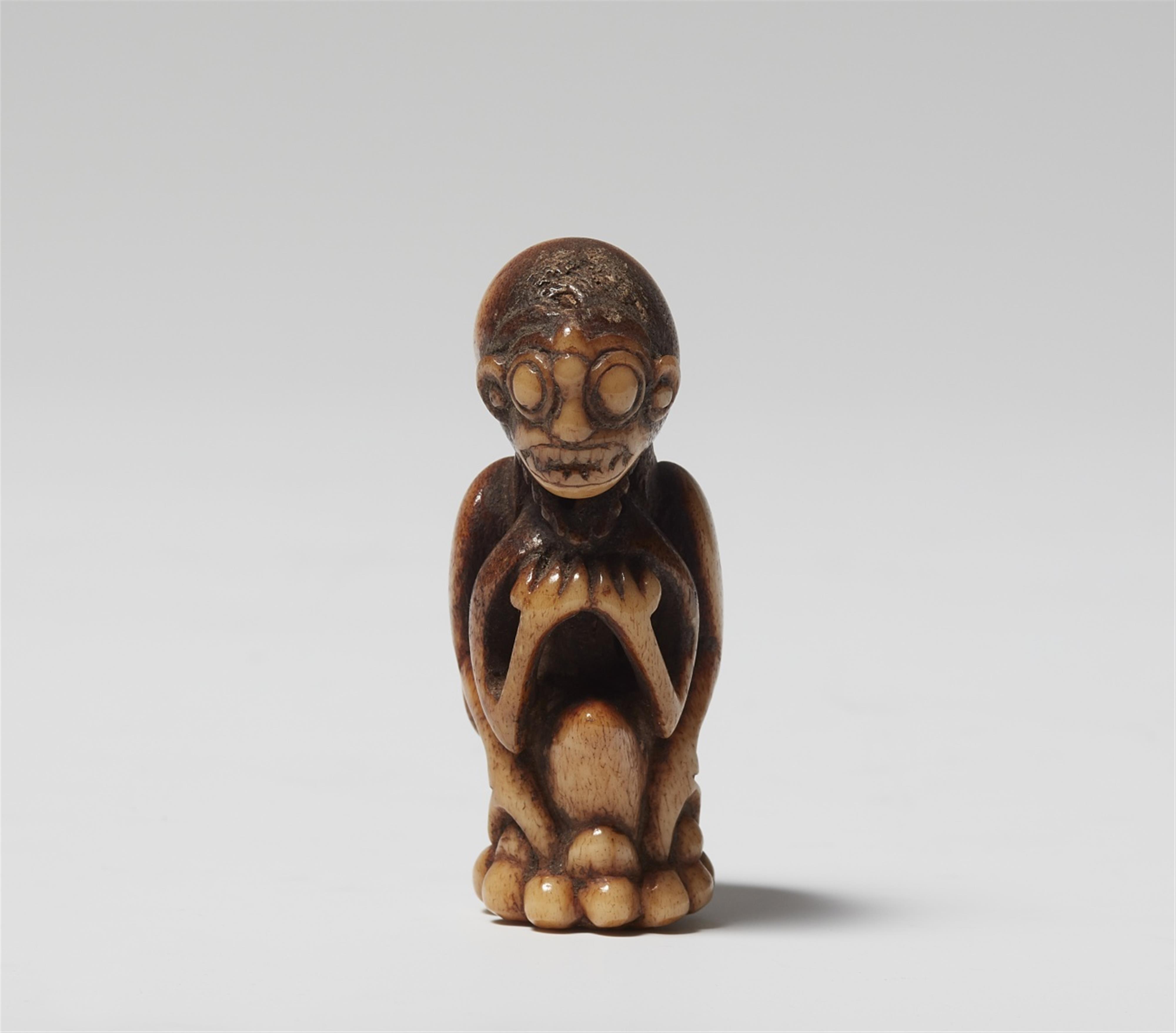 A stag antler netsuke of a crouching demon. 19th century - image-1