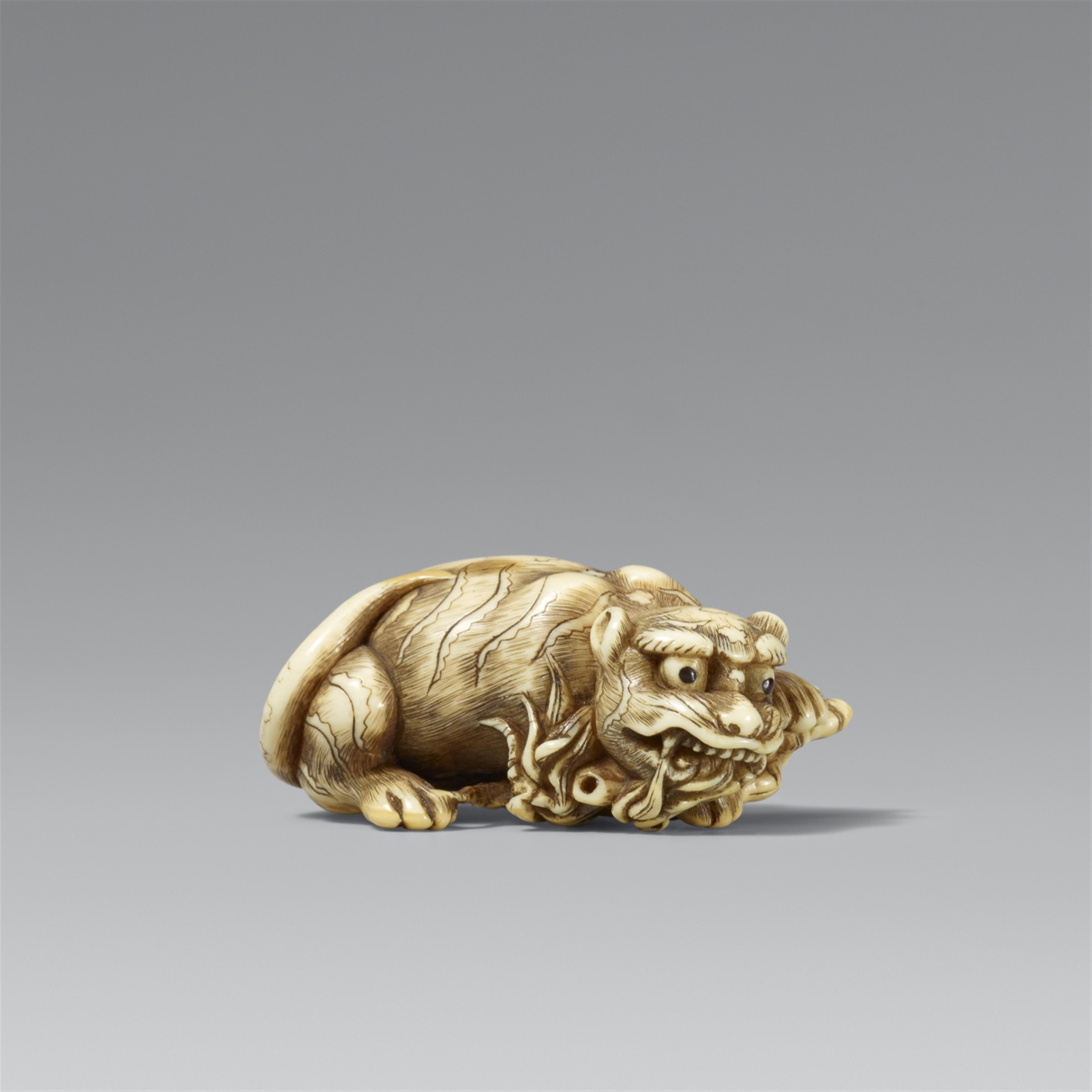 An ivory netsuke of a recumbent tiger. Early 19th century - image-1