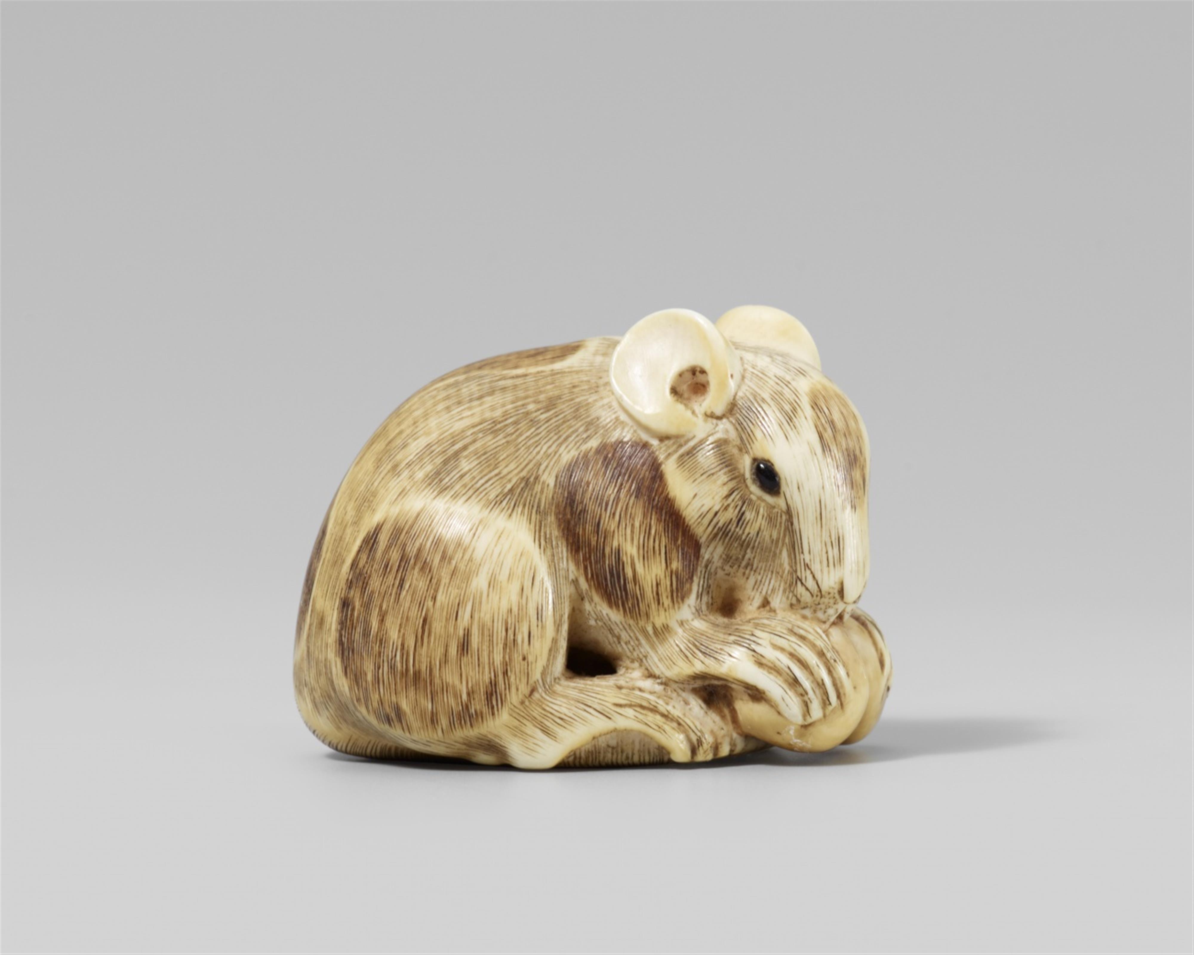 An ivory netsuke of a rat with a pumkin. Early 19th century - image-1