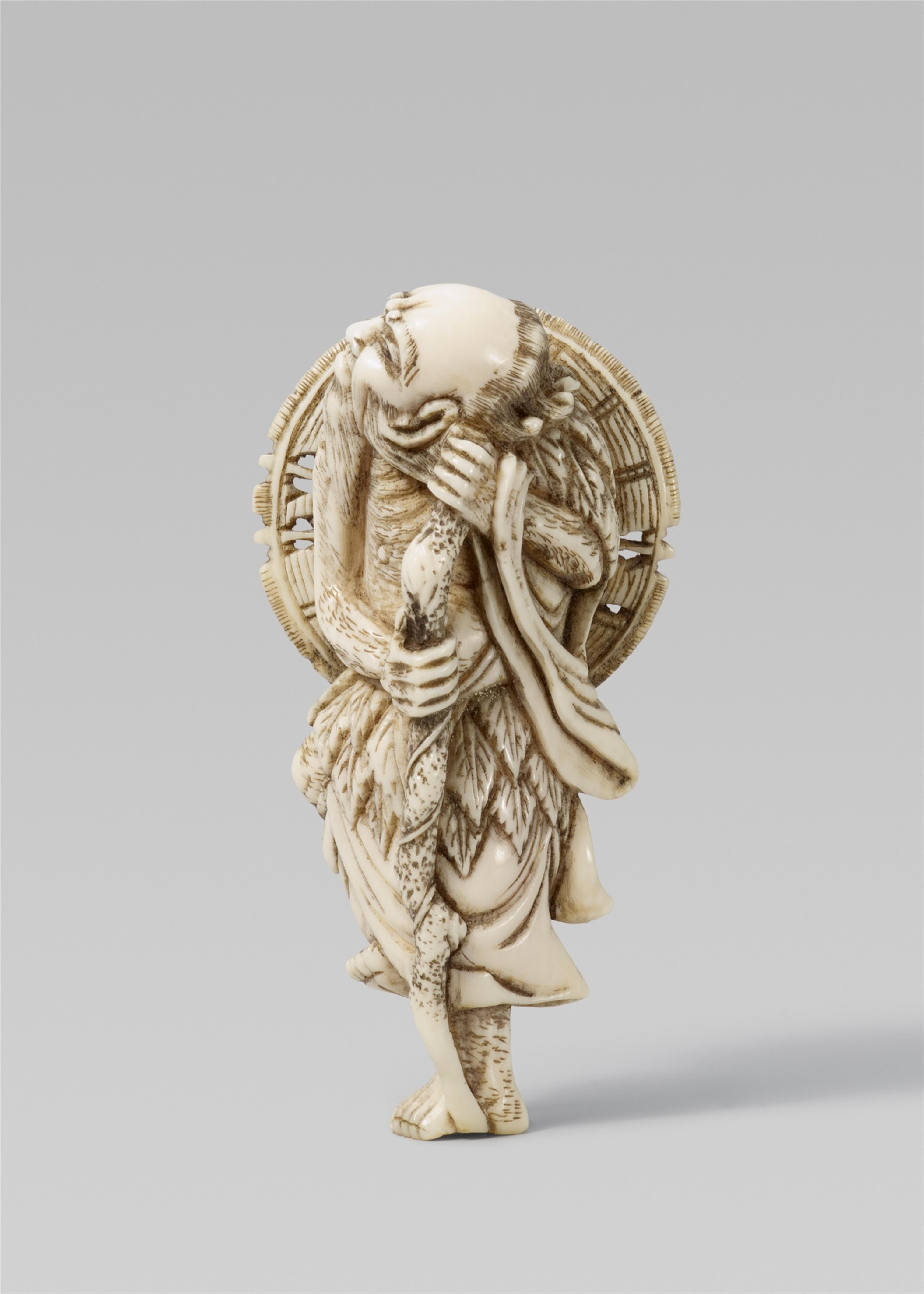 An ivory netsuke of a grumpy Chinnan Sennin. Early 19th century - image-1