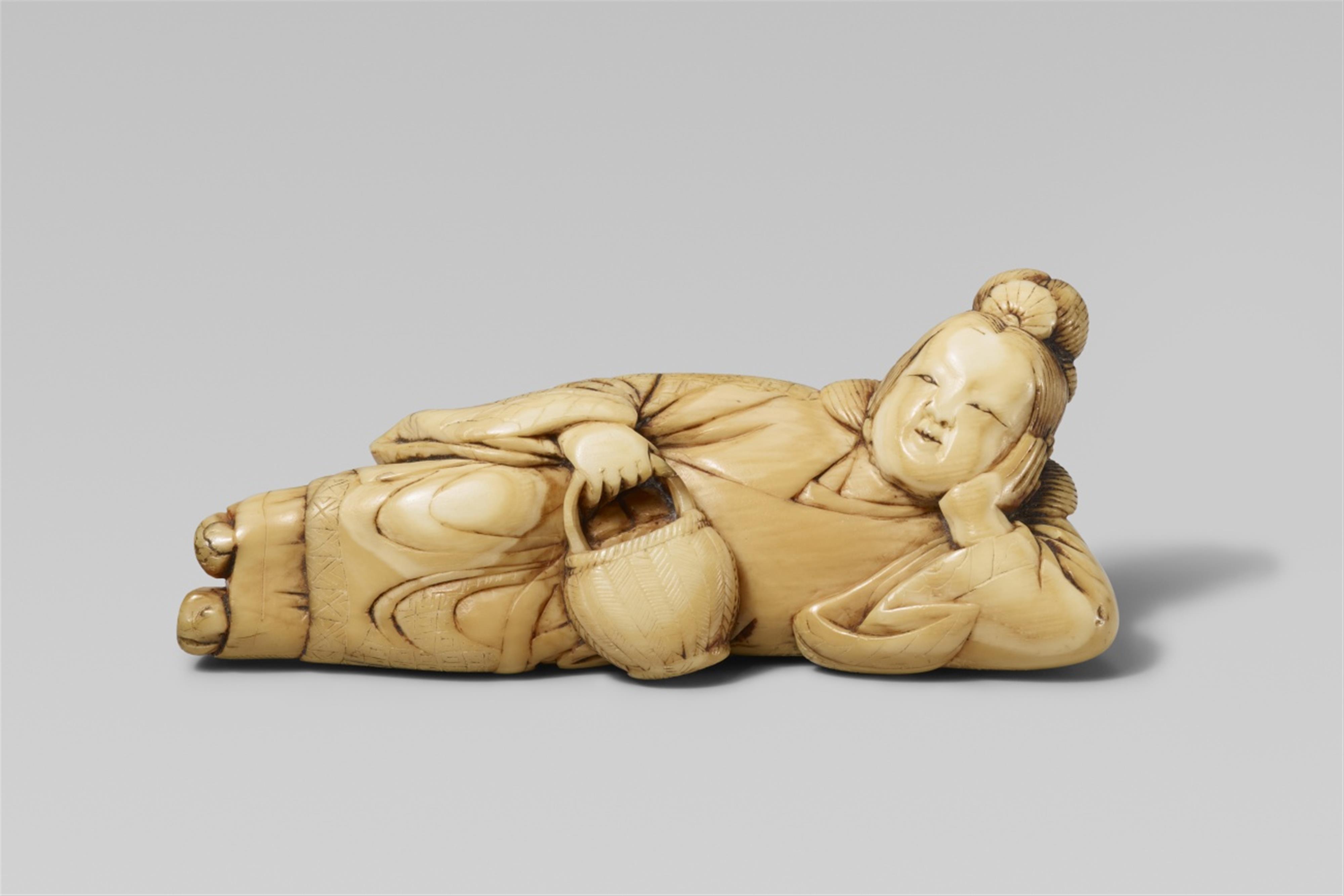 A good ivory netsuke of a reclining servant of Seiôbô. 18th century - image-1