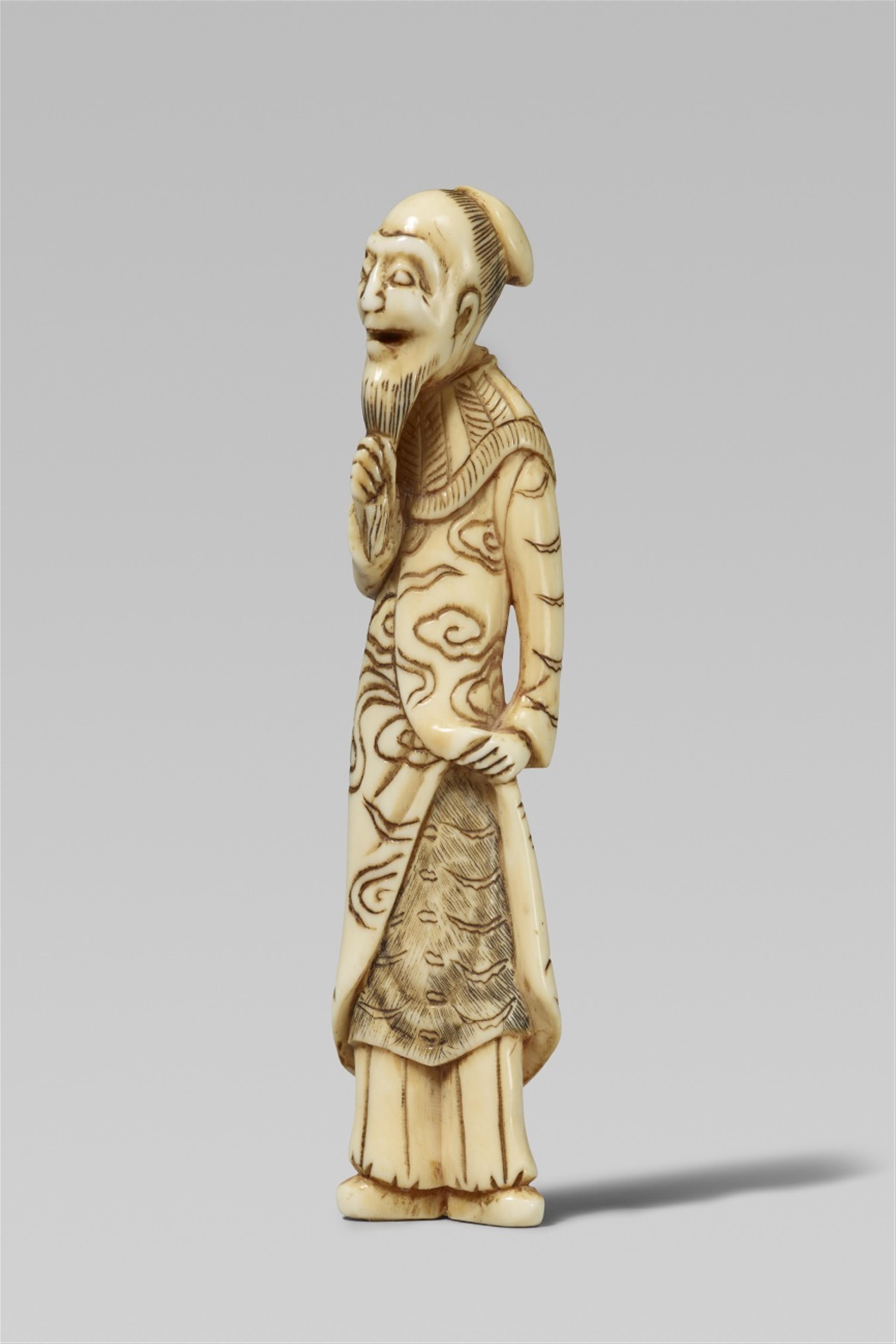 An ivory netsuke of a comical Chinese man. Early 19th century - image-1
