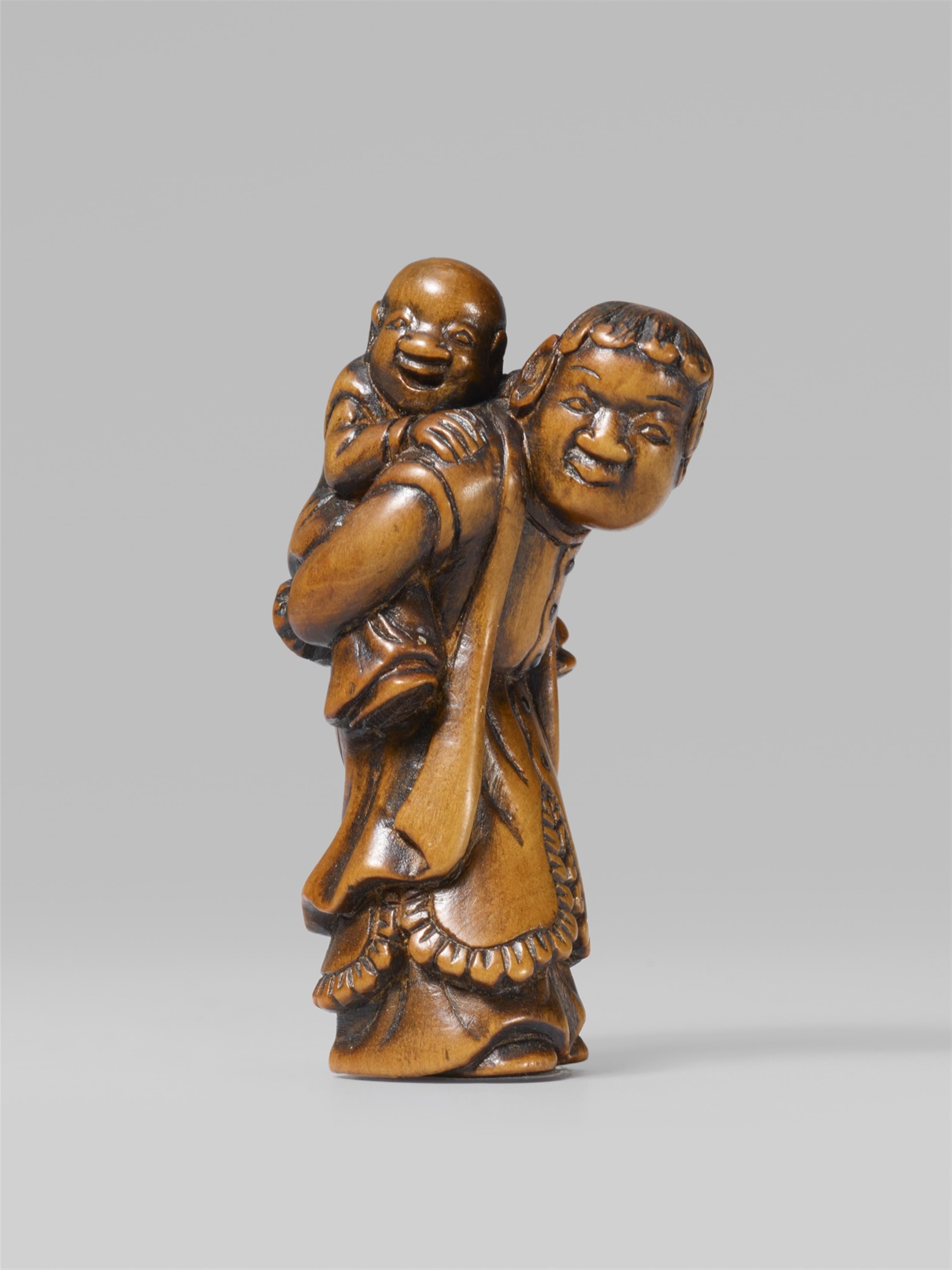 A boxwood netsuke of a Dutchman with a child. Early 19th century - image-1