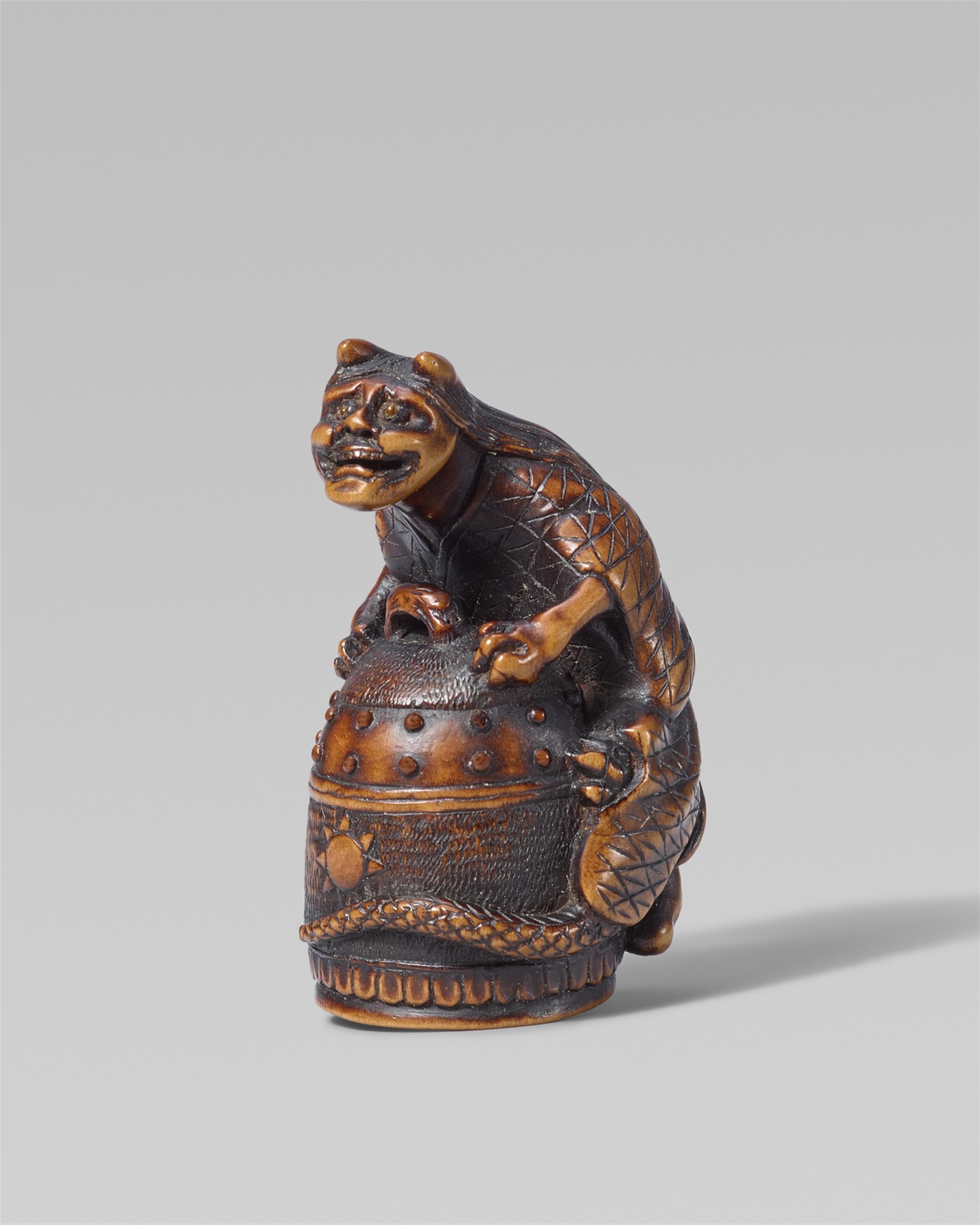 A boxwood netsuke of Kiyohime and the bell of Dôjôji. Second half 19th century - image-1
