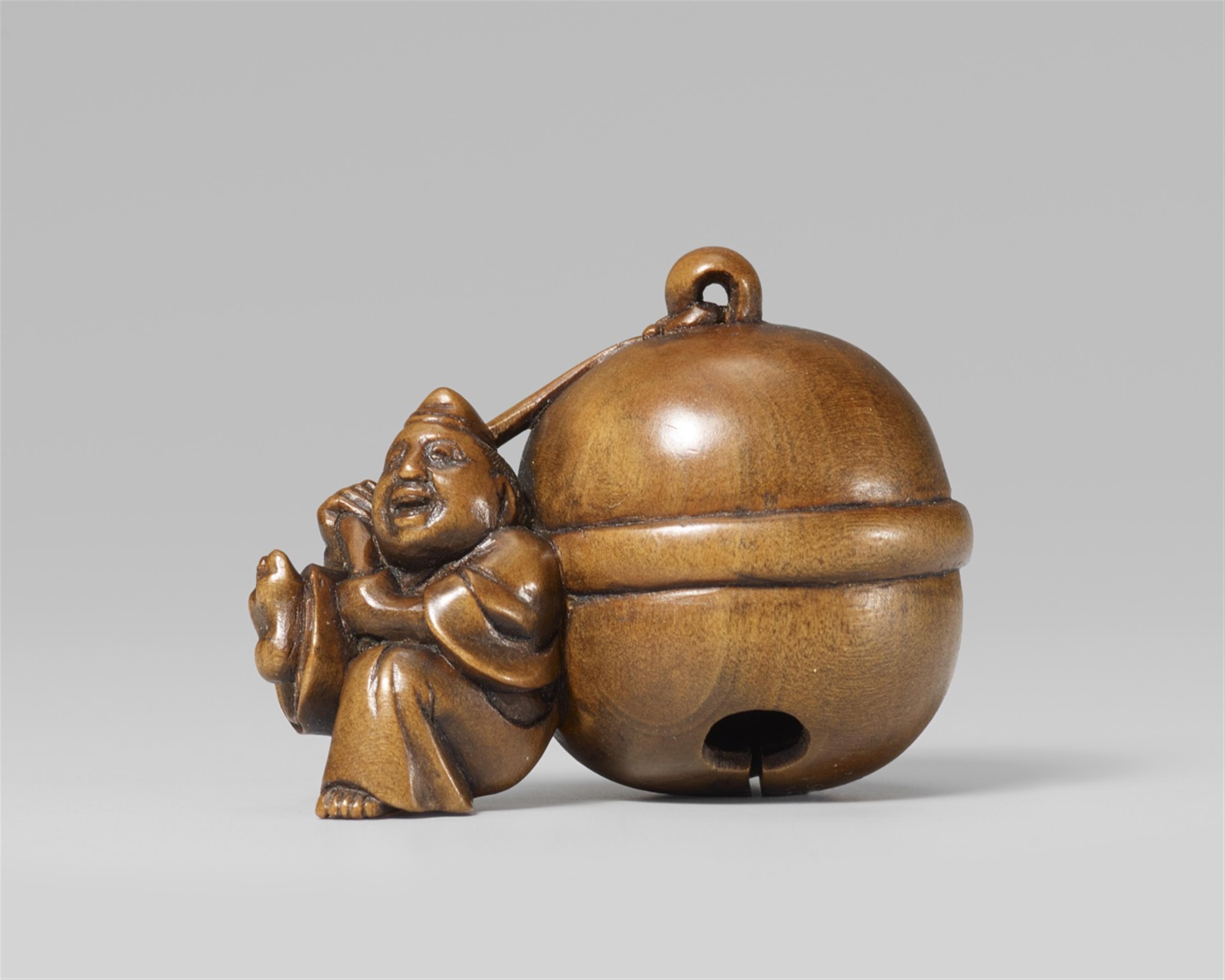 A boxwood netsuke of a laughing shrine attendant with a huge bell. Early 19th century - image-1