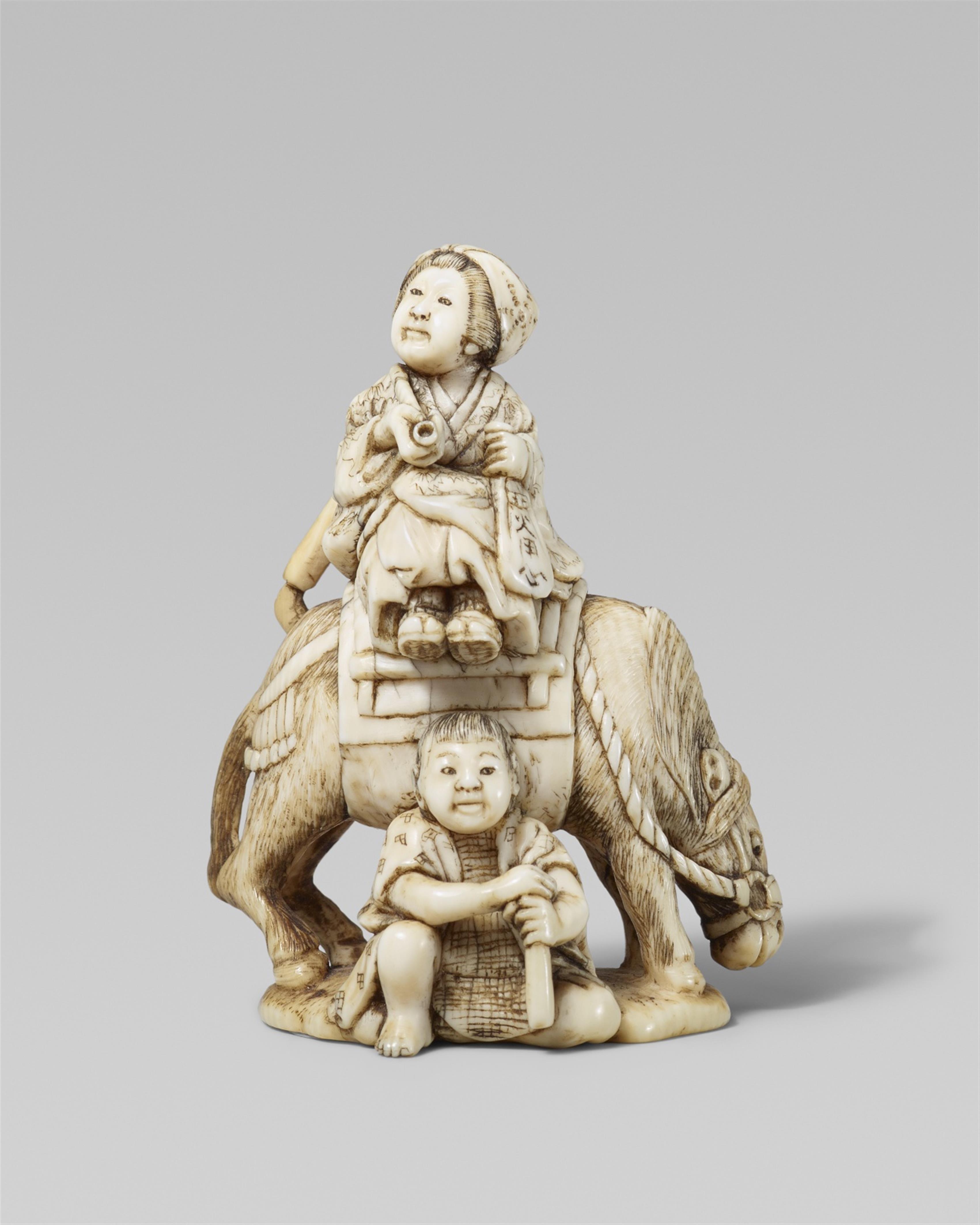 An ivory netsuke of a resting peasant woman. Mid-19th century - image-1