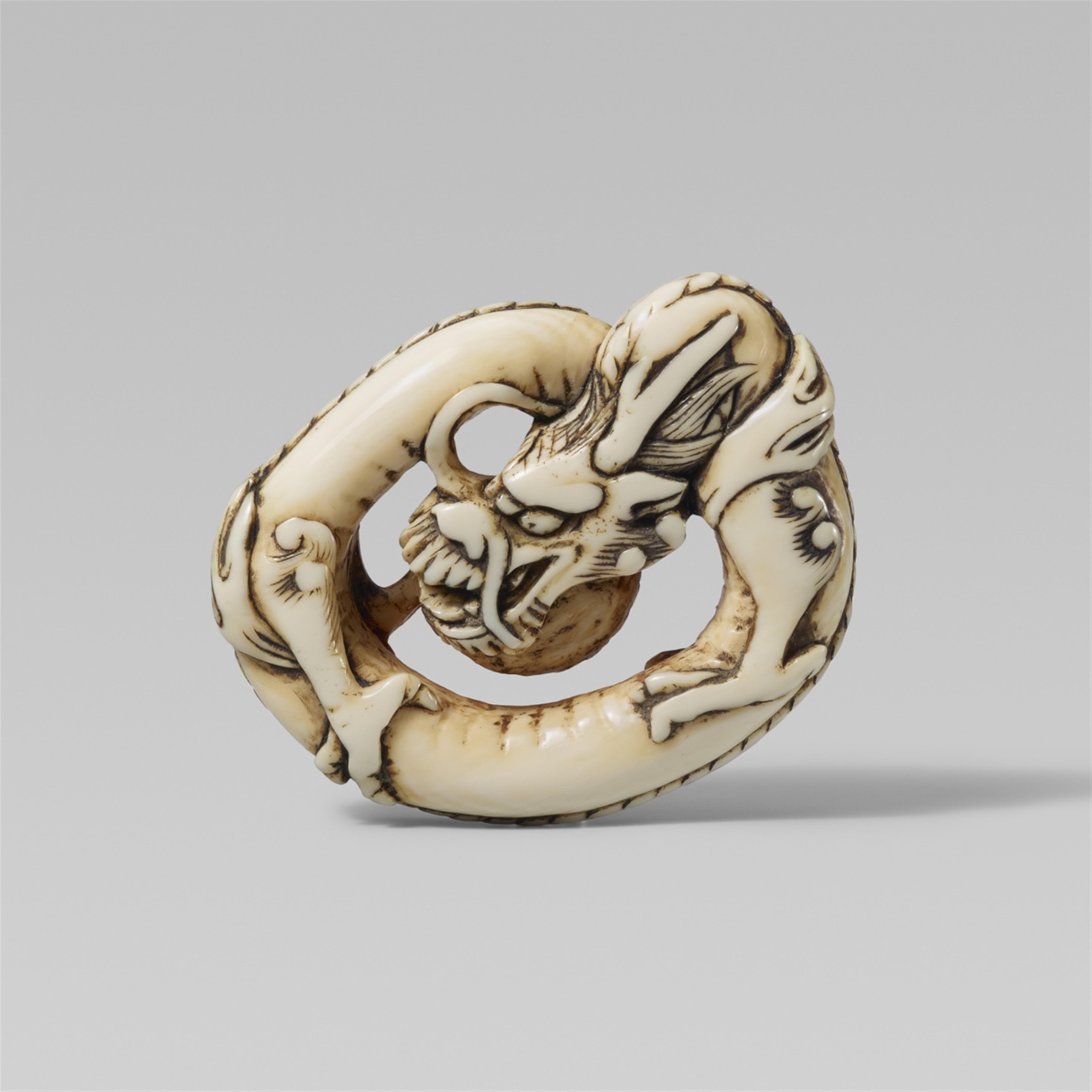 An ivory netsuke of a coiled dragon. Mid-19th century - image-1