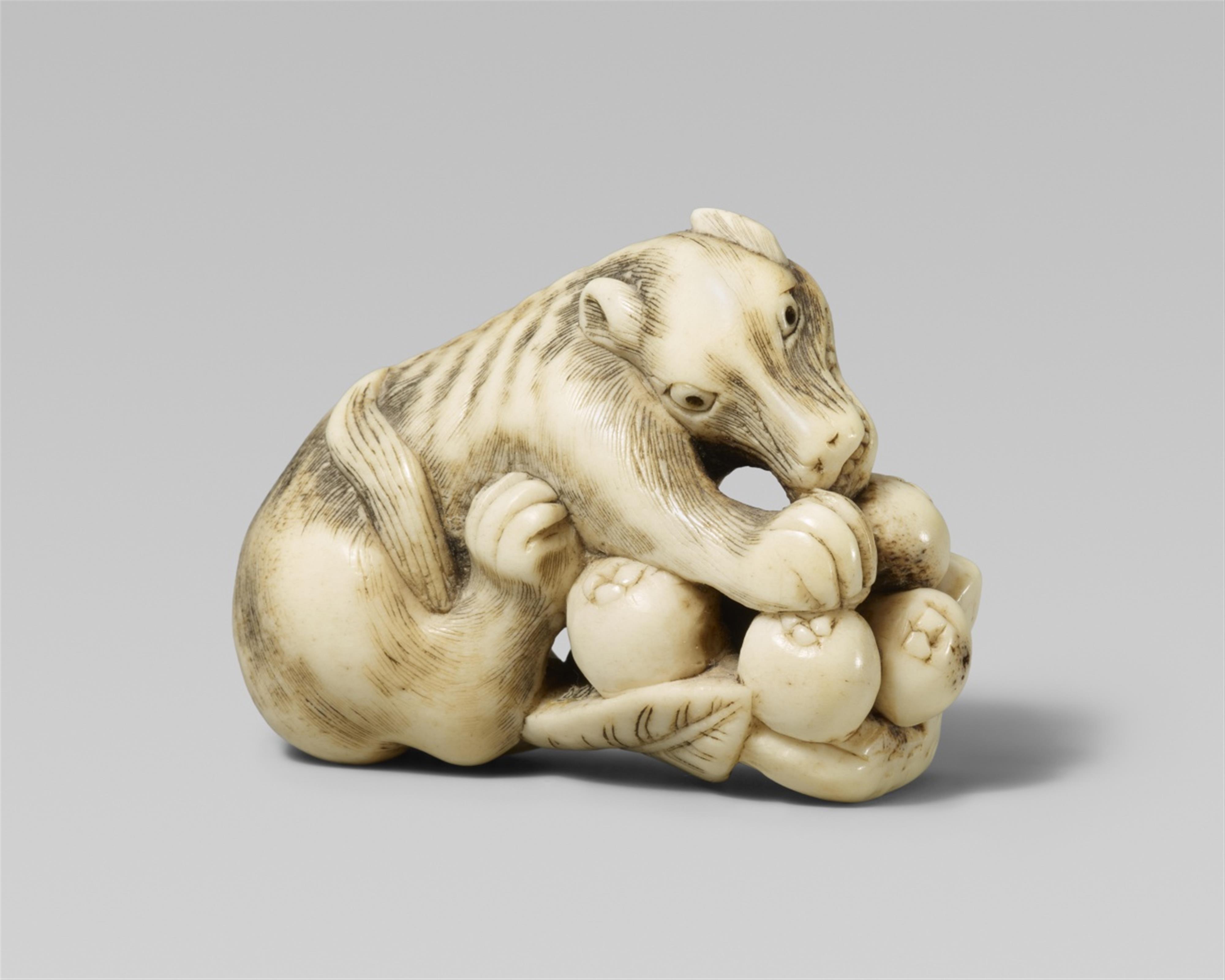 An unusually large stag antler netsuke of a wolf. 19th century - image-1