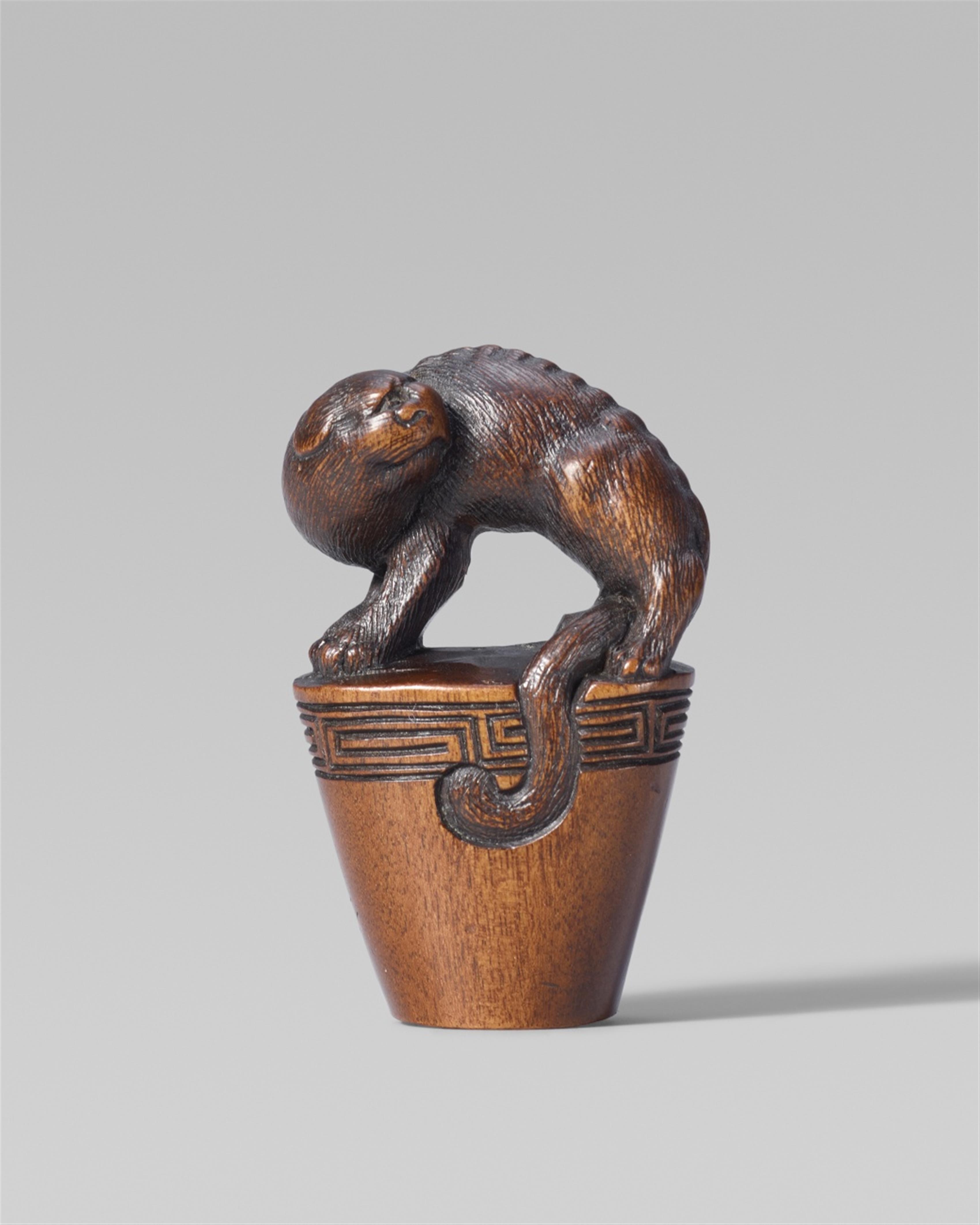 An unusual wood seal-type netsuke of a tiger. 19th century - image-1