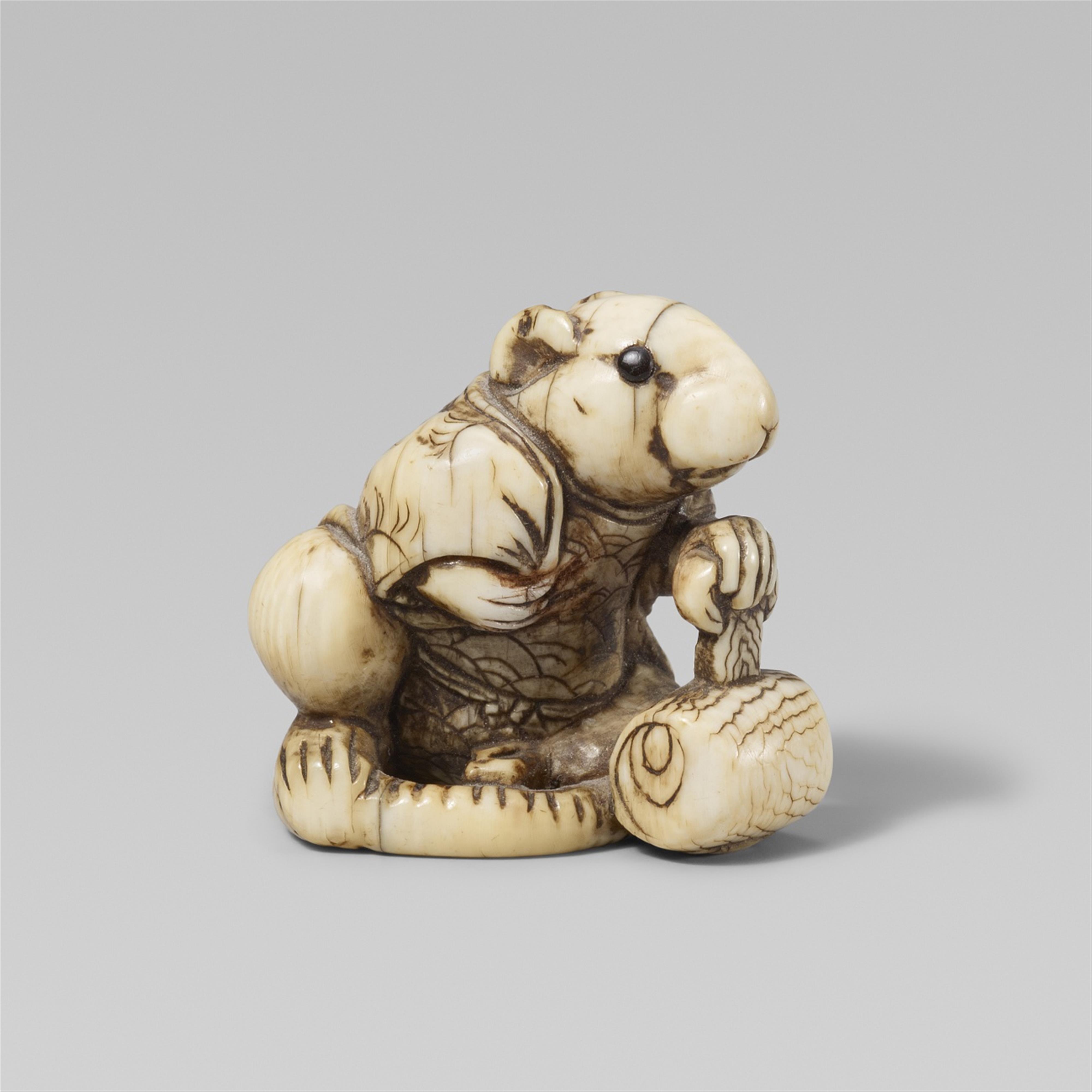 An unusual ivory netsuke of a rat. First half 19th century - image-1