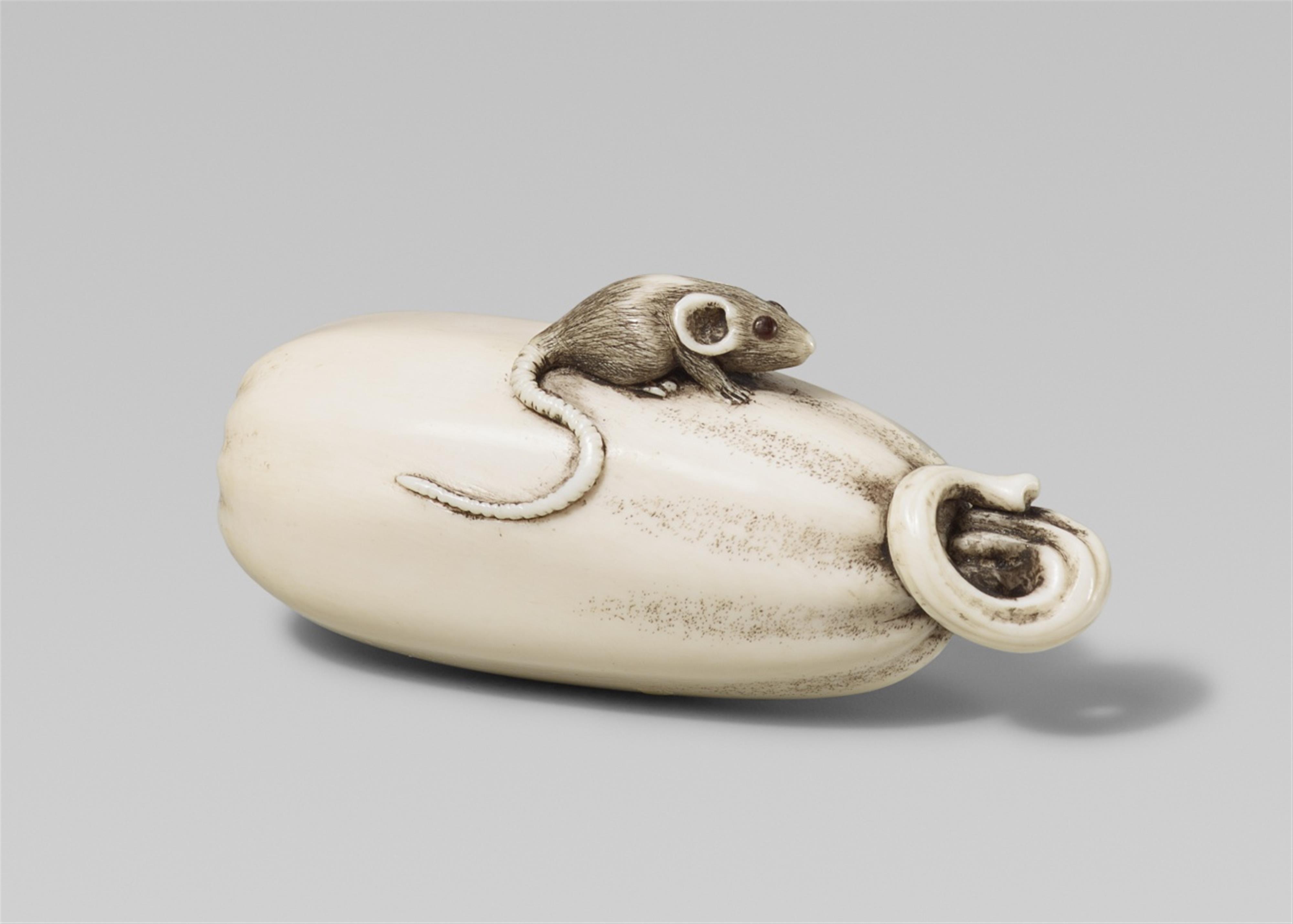 An ivory netsuke of a pumpkin with a small rat. First half 19th century - image-1