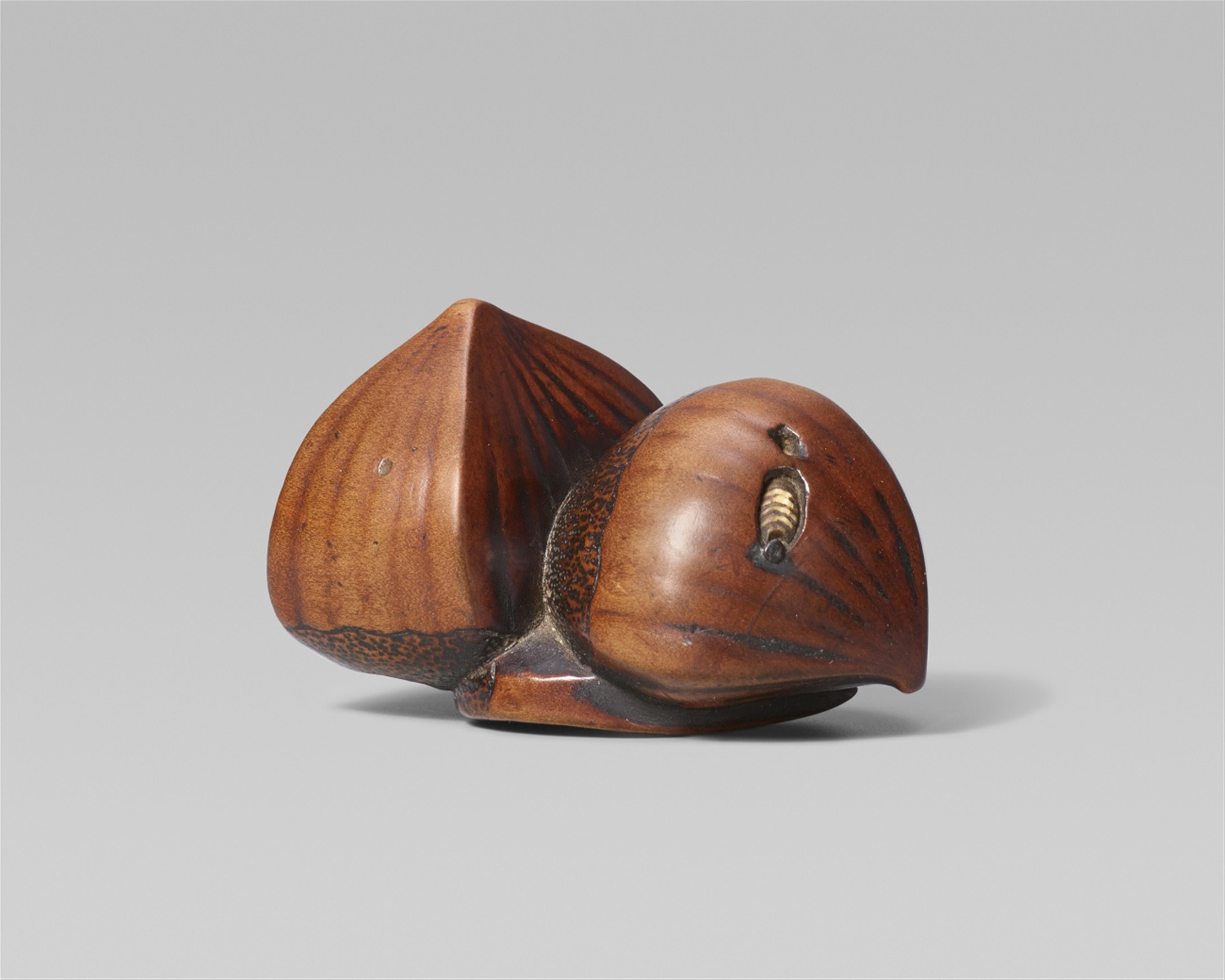 A boxwood netsuke of three chestnuts. Early 19th century - image-1
