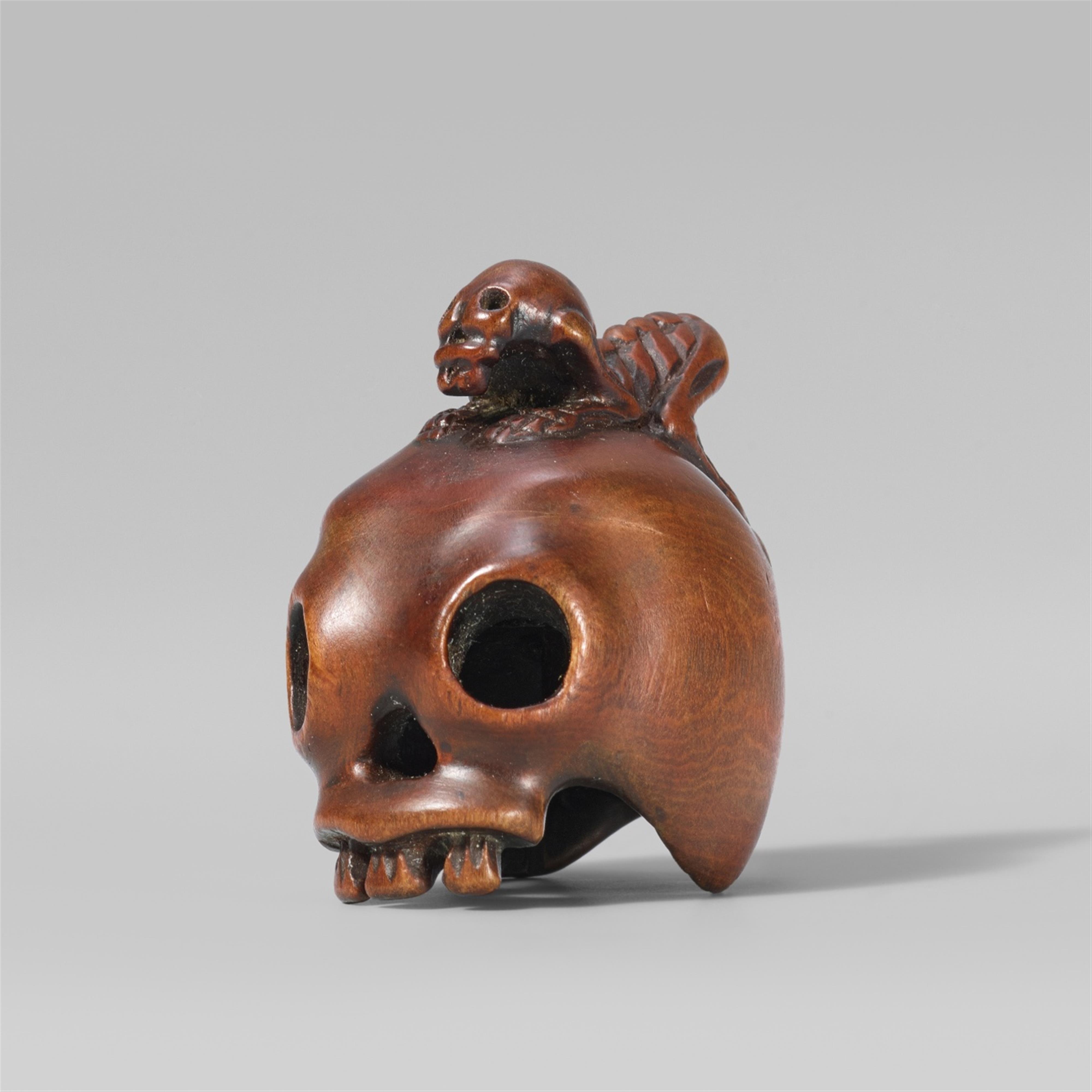 An amusing boxwood netsuke of a skull and a skeleton. Late 19th century - image-1