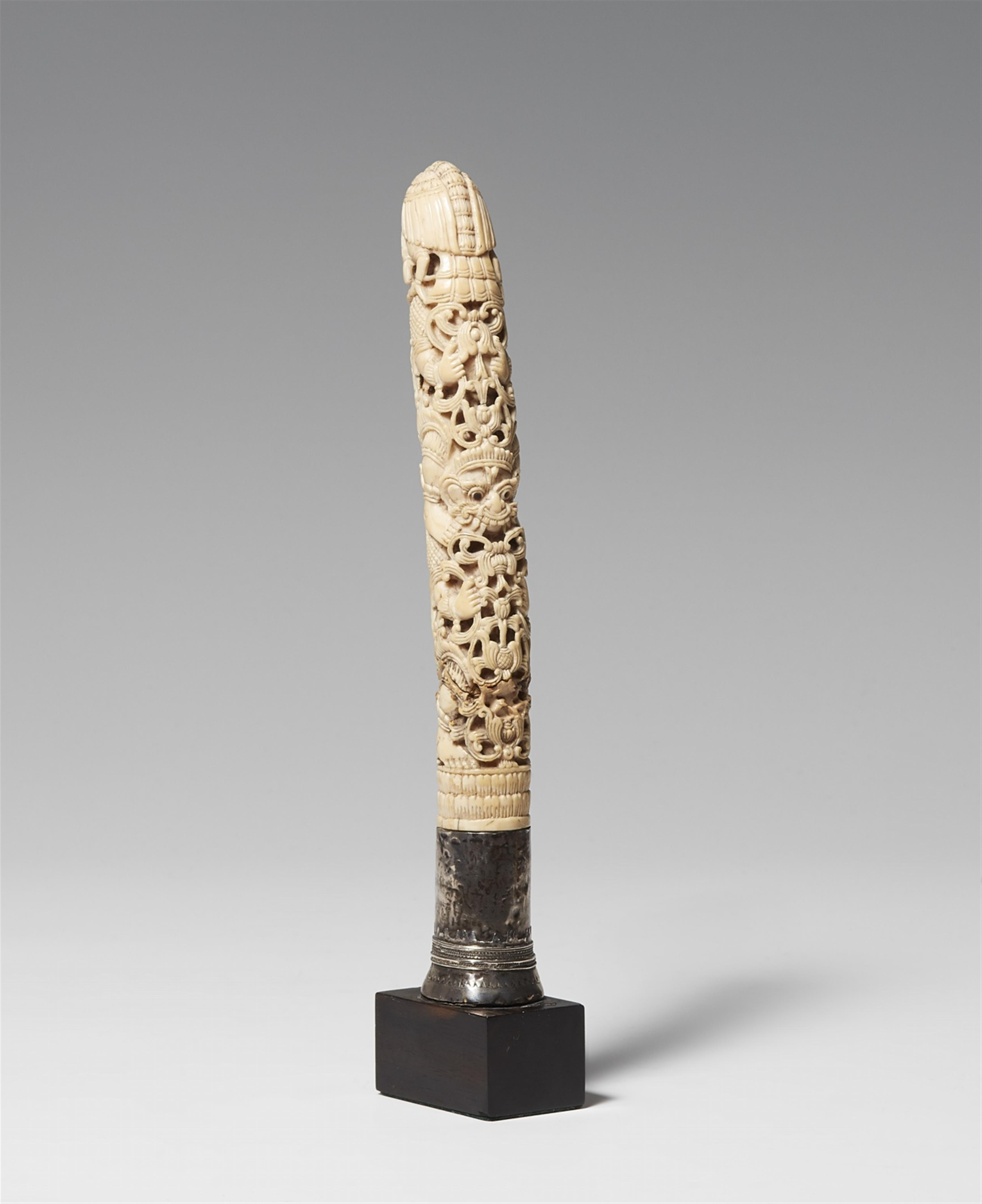 An ivory hilt. 19th century - image-1