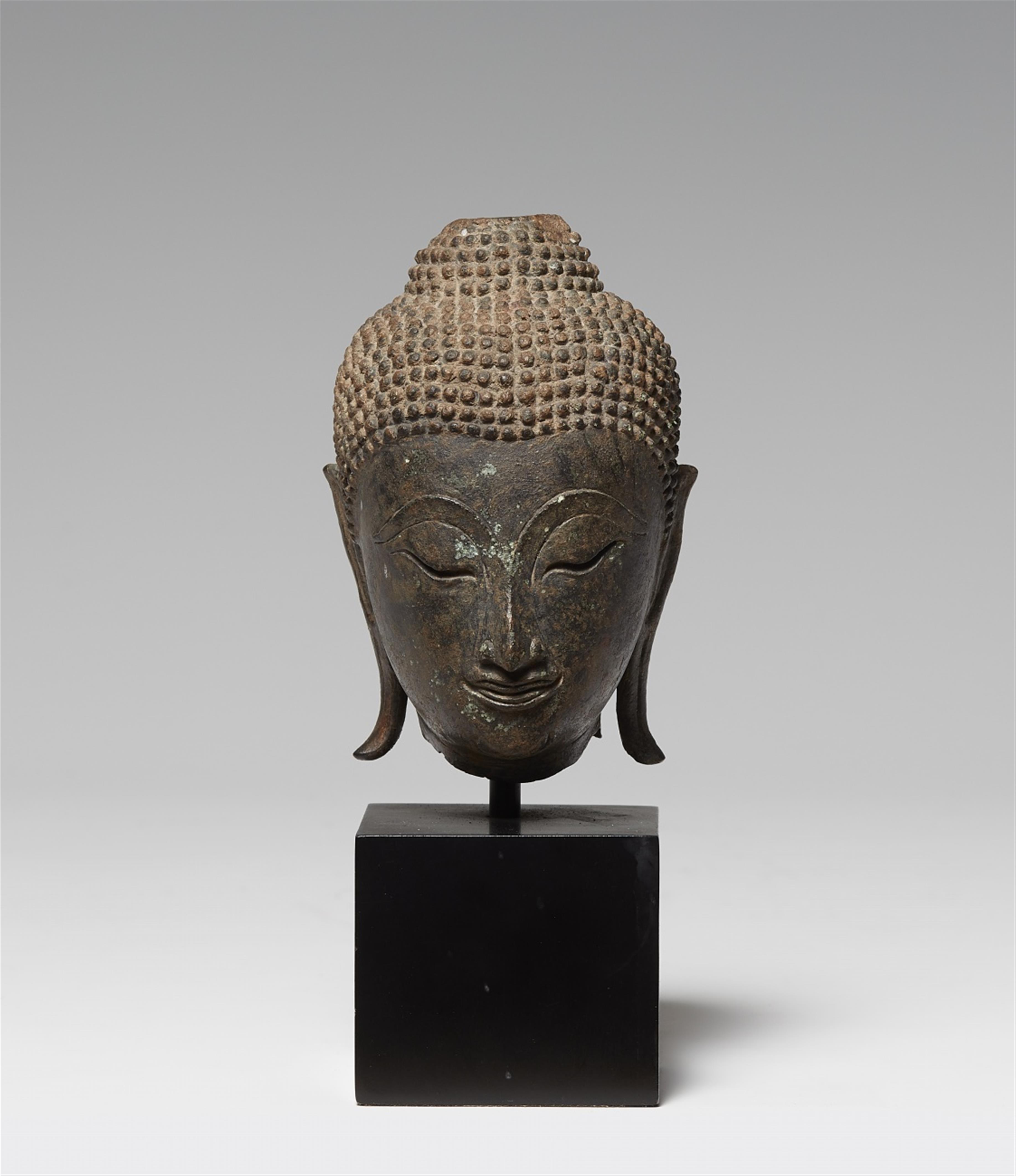 A small Thai bronze head of a Buddha. 15th/16th century - image-1