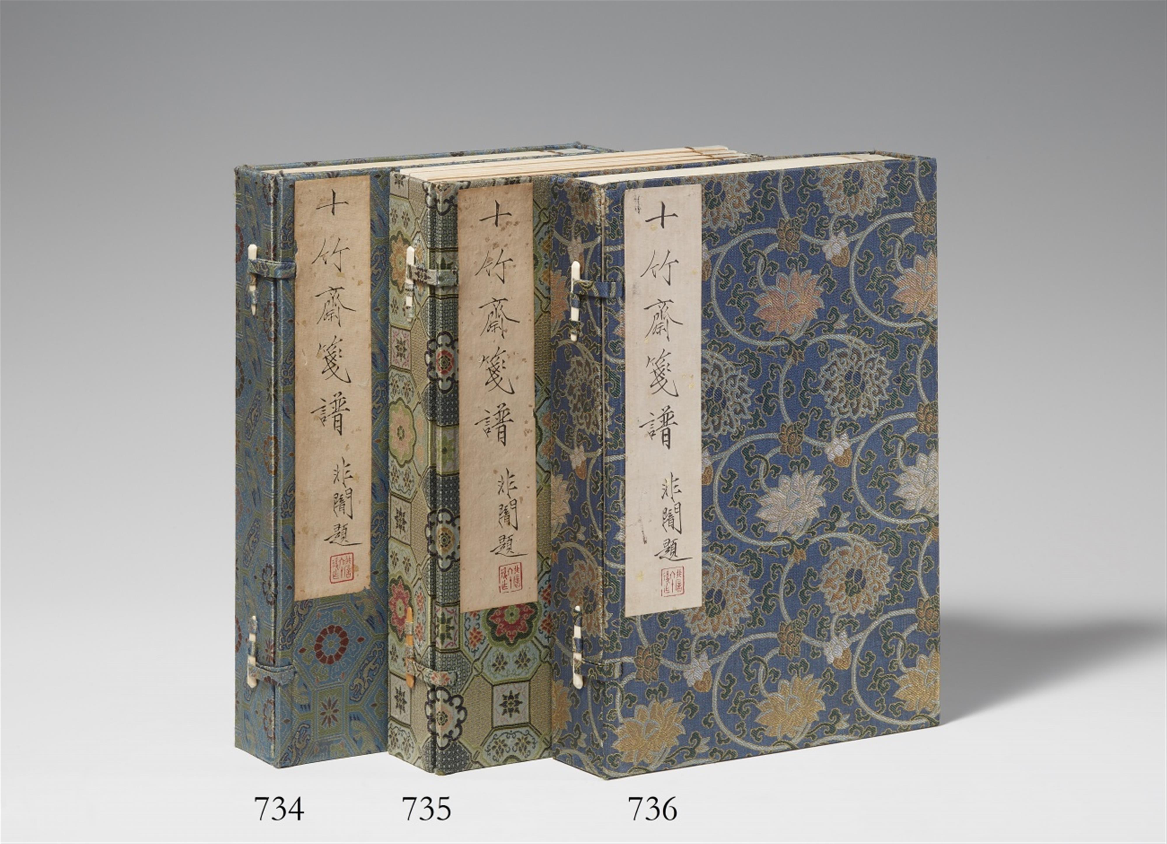 After Hu Zhengyan - Four volumes titled "Shizhuzhai jianpu" (Collection of letter papers from the Ten Bamboo Studio) with 250 colour woodblock prints. Rongbaozhai, Beijing 1952, 7th month. Wraparou... - image-1