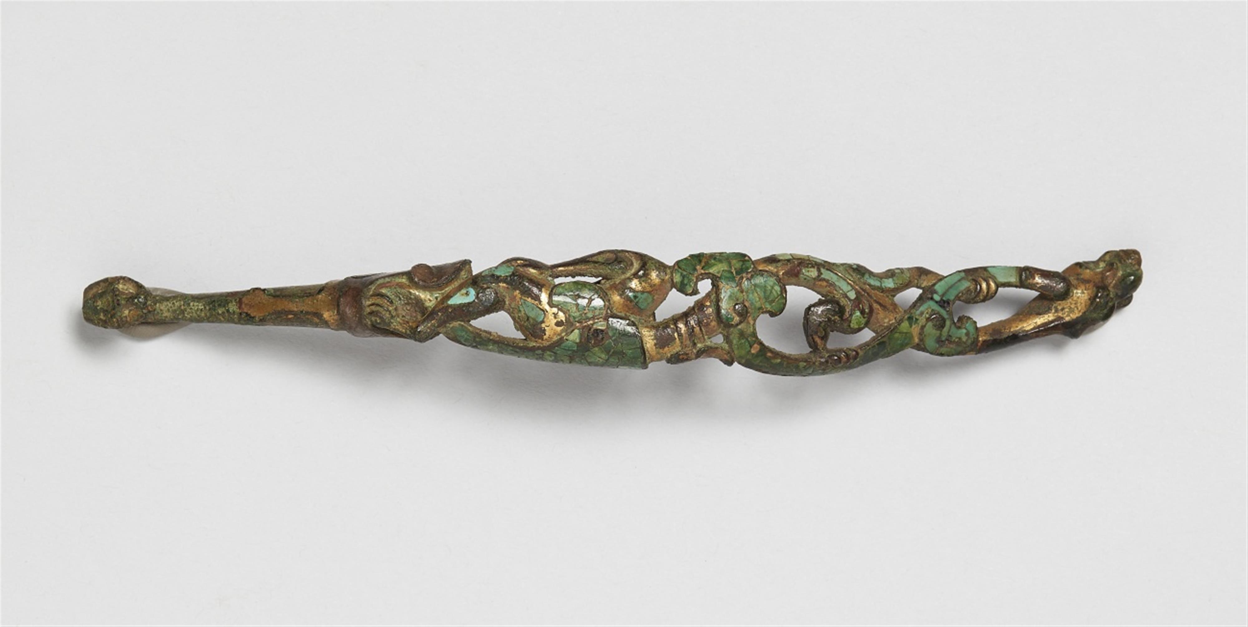 A bronze garment hook (daigou). Warring States period, 4th/3rd century BC - image-1