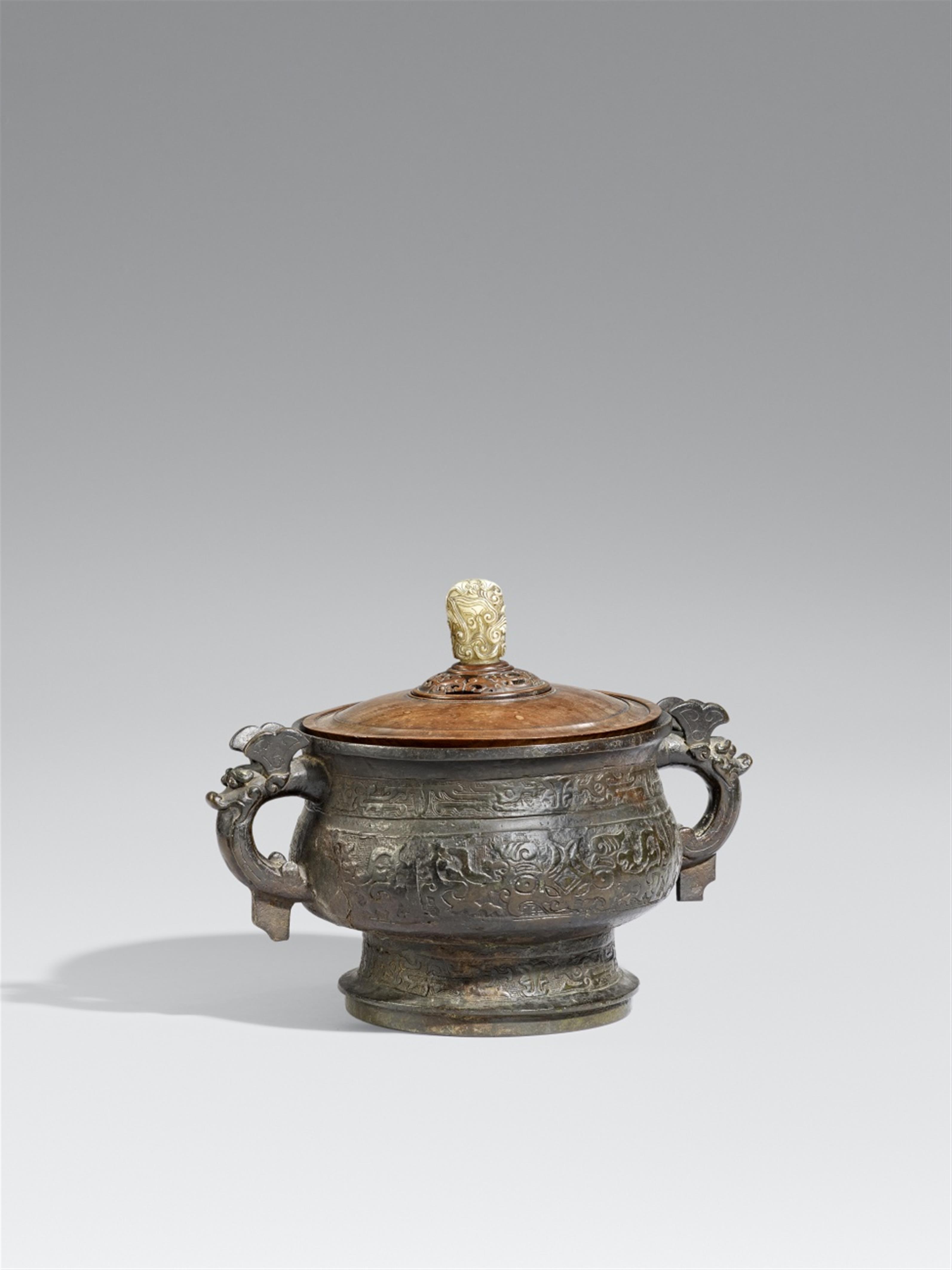 Sehr großes Gefäß vom Typ gui. Bronze. Ming/Qing-Zeit, 16./17. Jh. - image-1