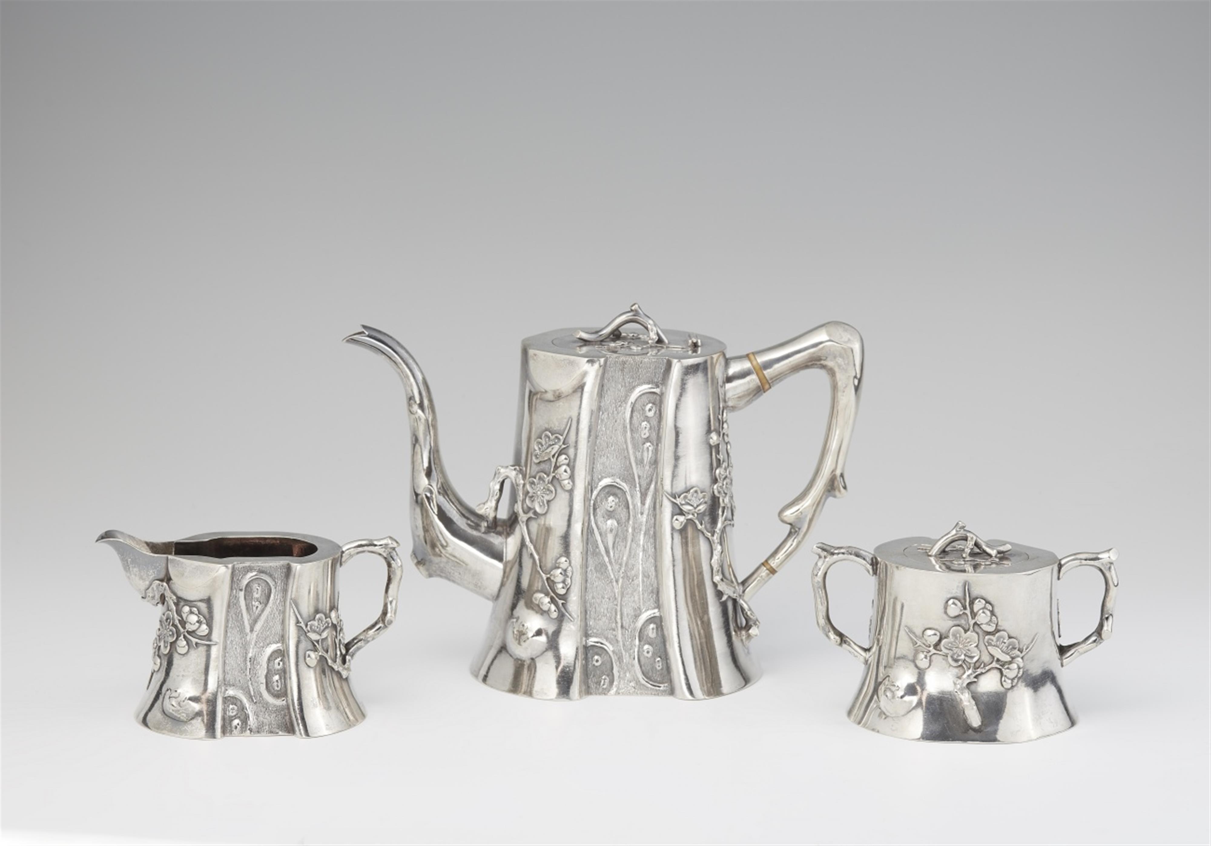 A silver coffee set comprising pot, lidded sugar bowl and milk ewer. Early 20th century - image-1