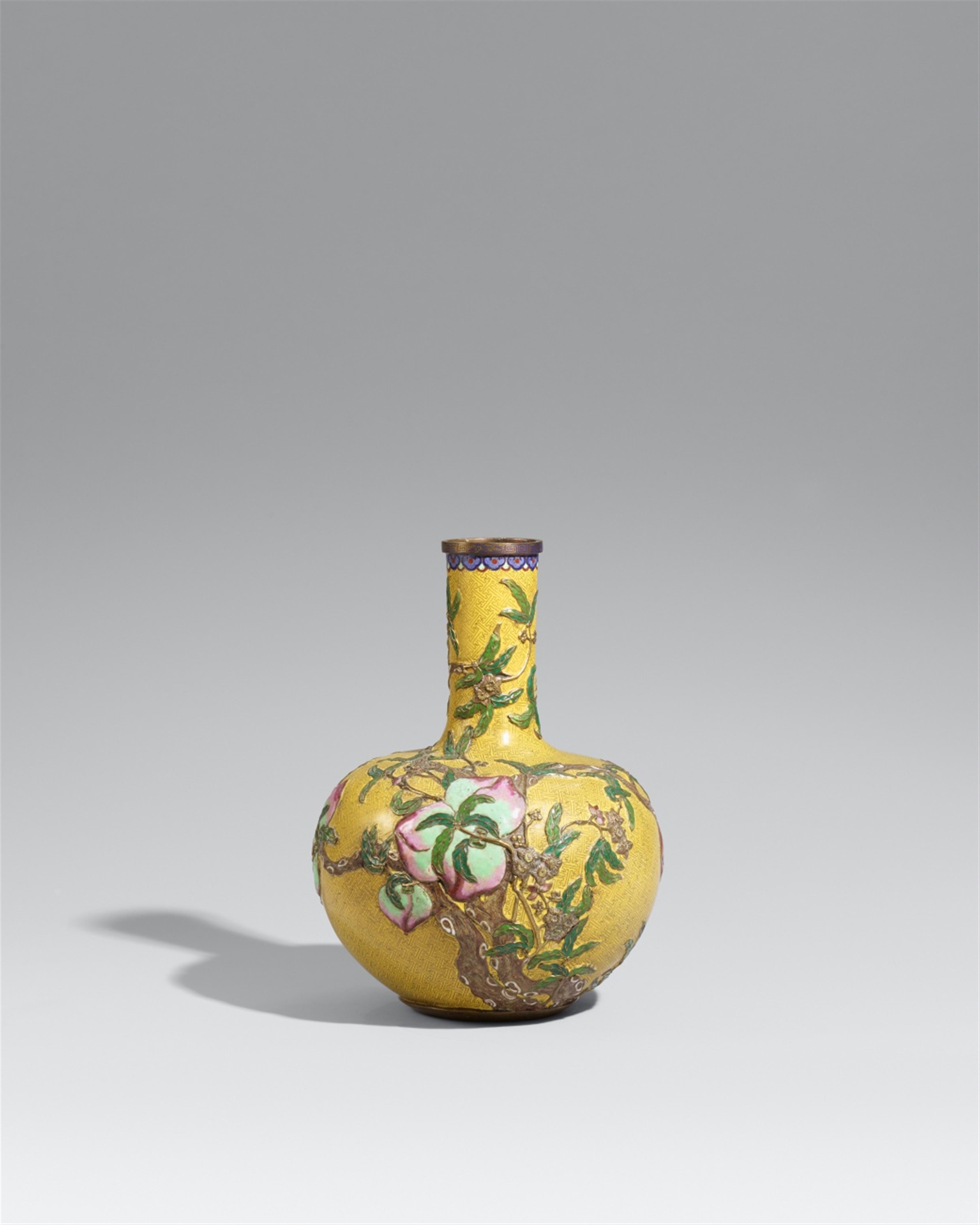 A pair of Yuanshantang champlevé enamel Nine Peaches vases. Around 1900 - image-1
