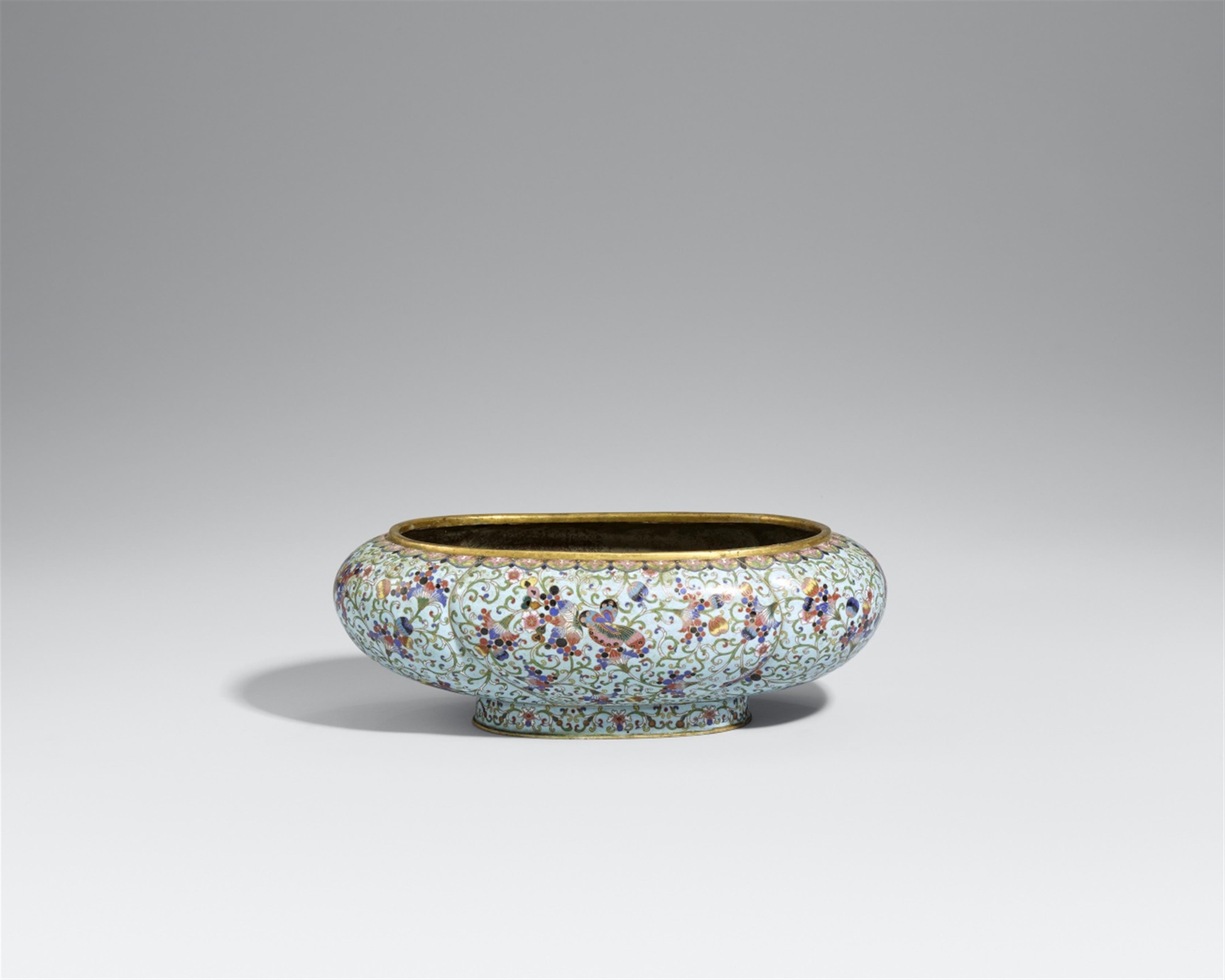 A cloisonné enamel bowl or jardinière. Around 1900 - image-1