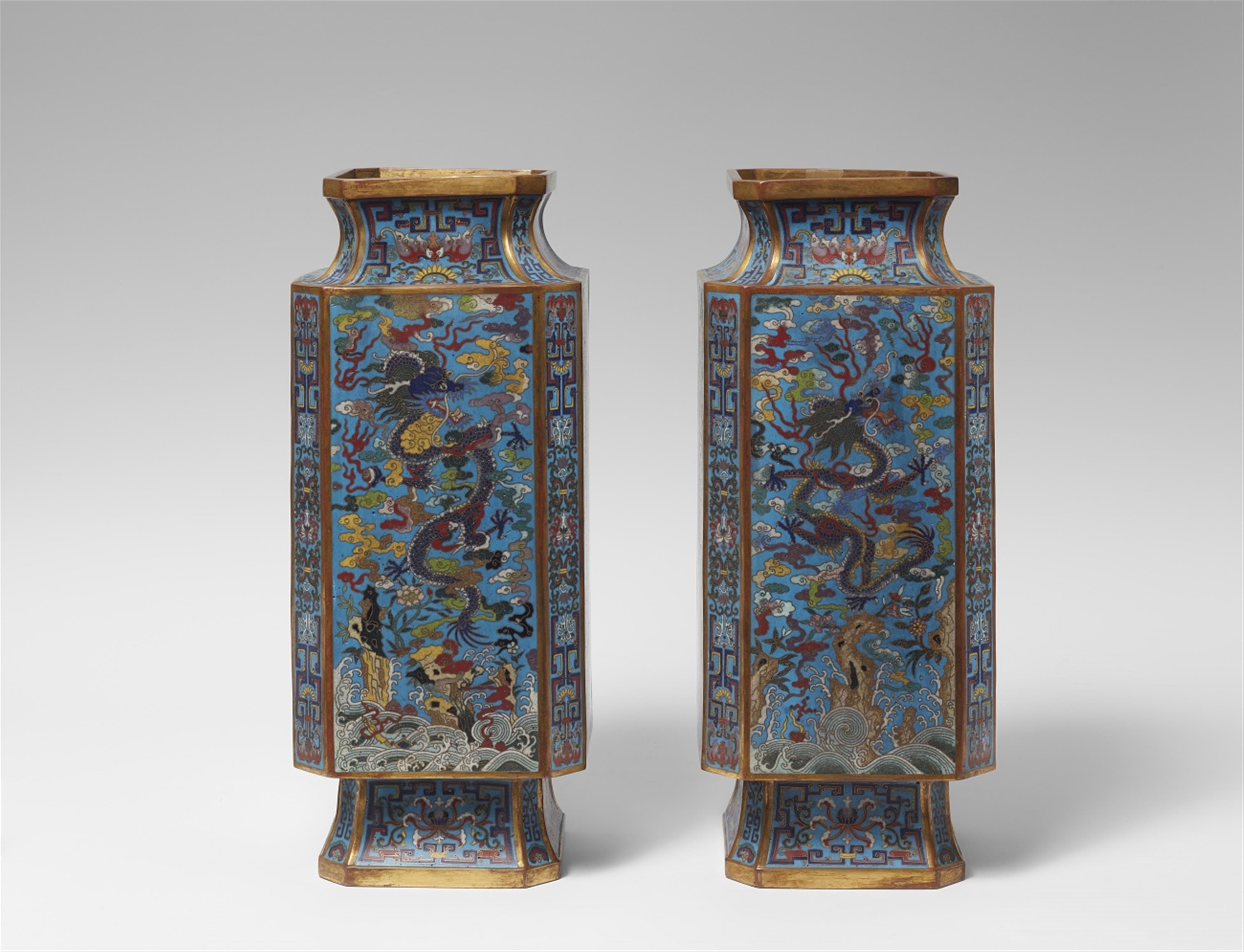 Paar große vierkantige Vasen. Email cloisonné. Kopie nach einem Vorbild der Ming-Zeit - image-1