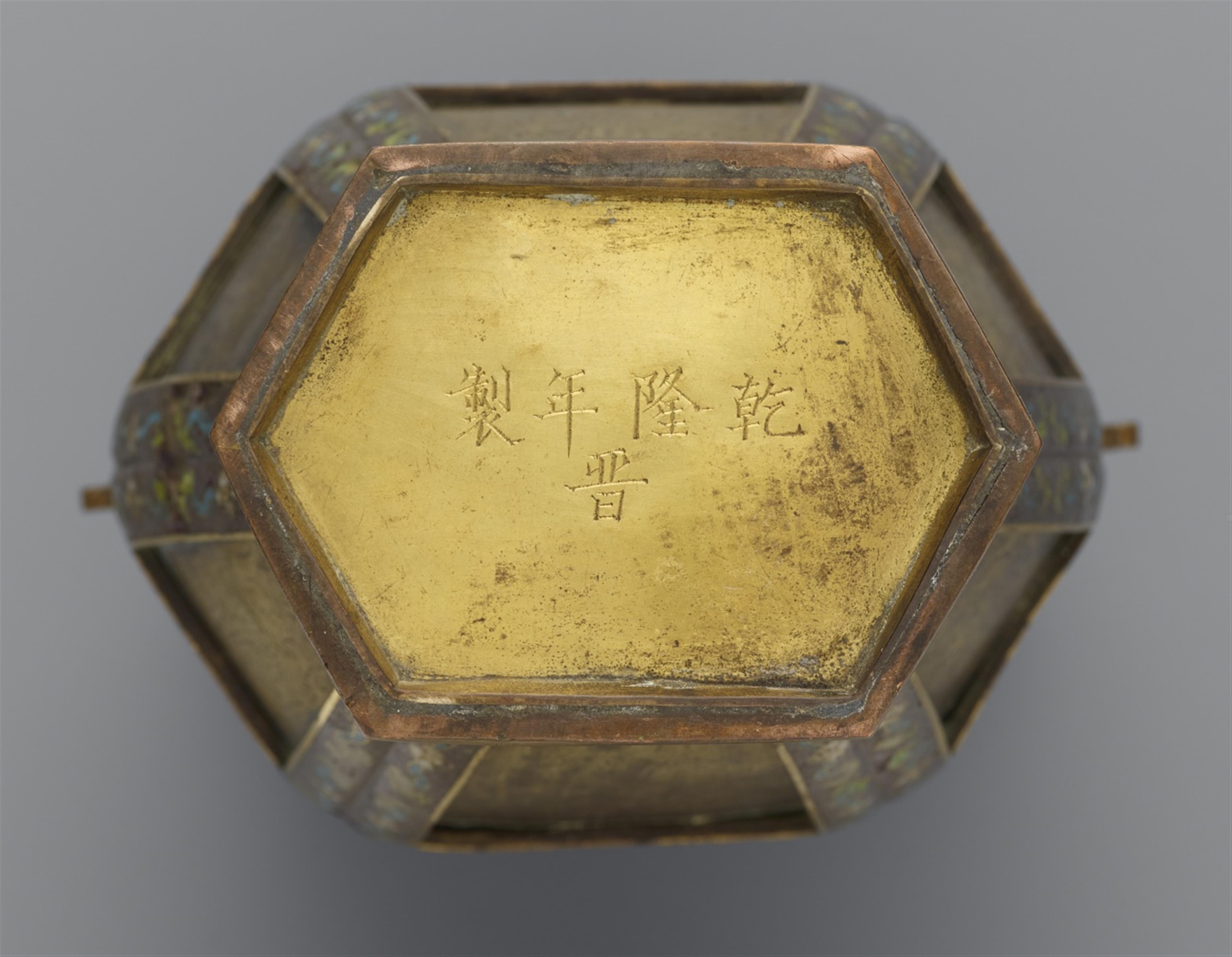 A hexagonal cloisonné enamel and gilt copper vase. 18th century - image-2