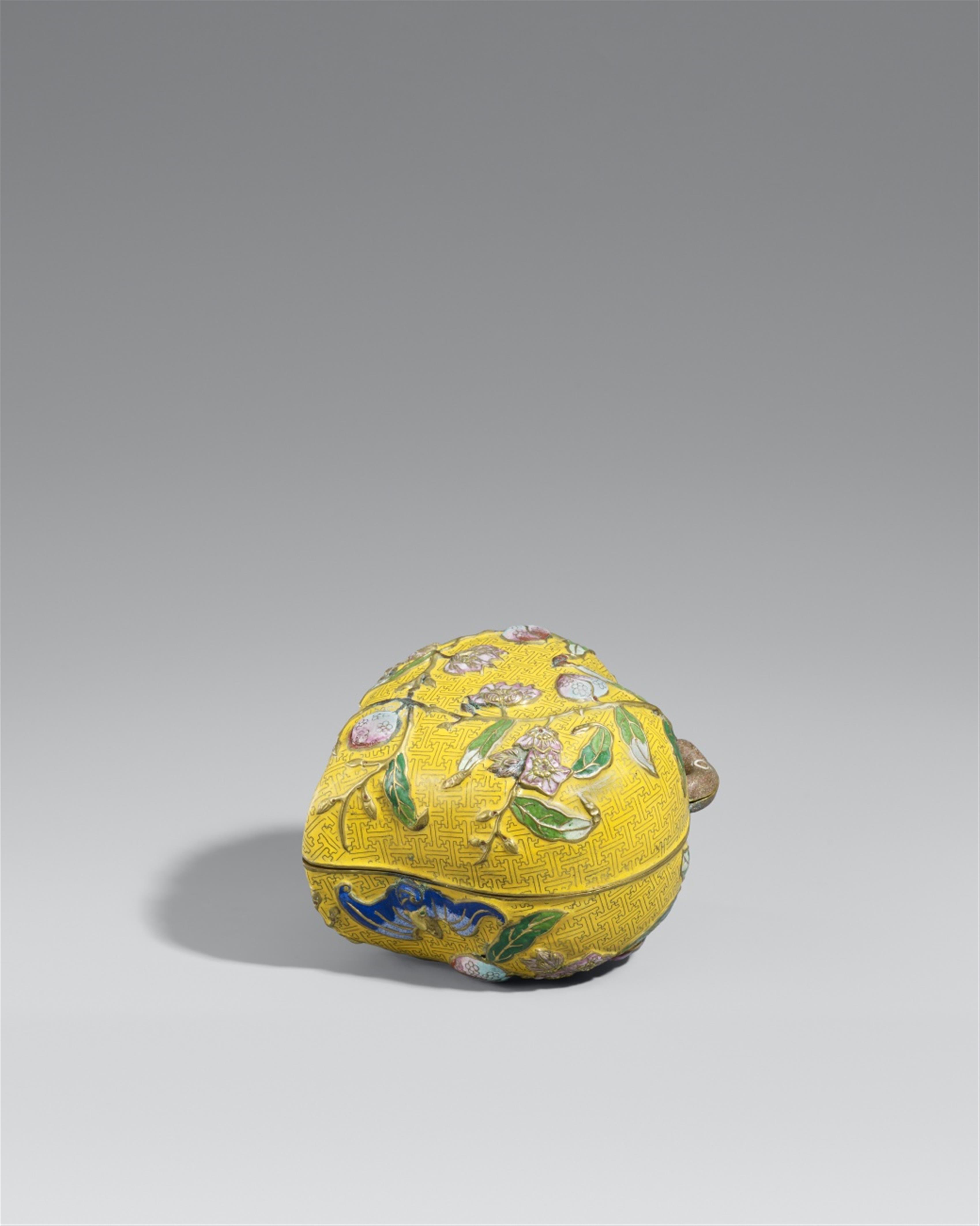 A peach-shaped champlevé and cloisonné enamel lidded box. Around 1900 - image-1