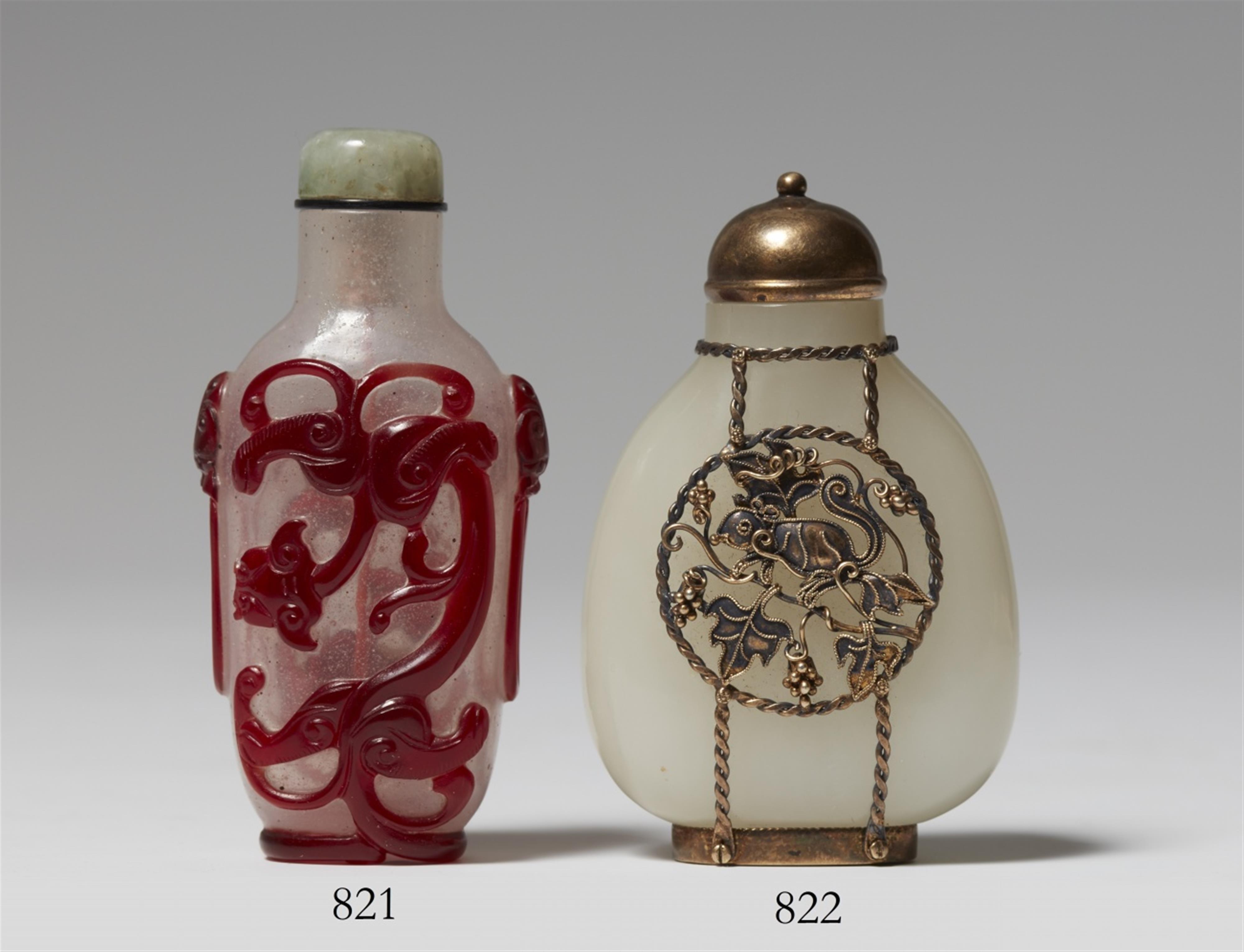 A red overlay glass snuff bottle. Qing dynasty - image-1