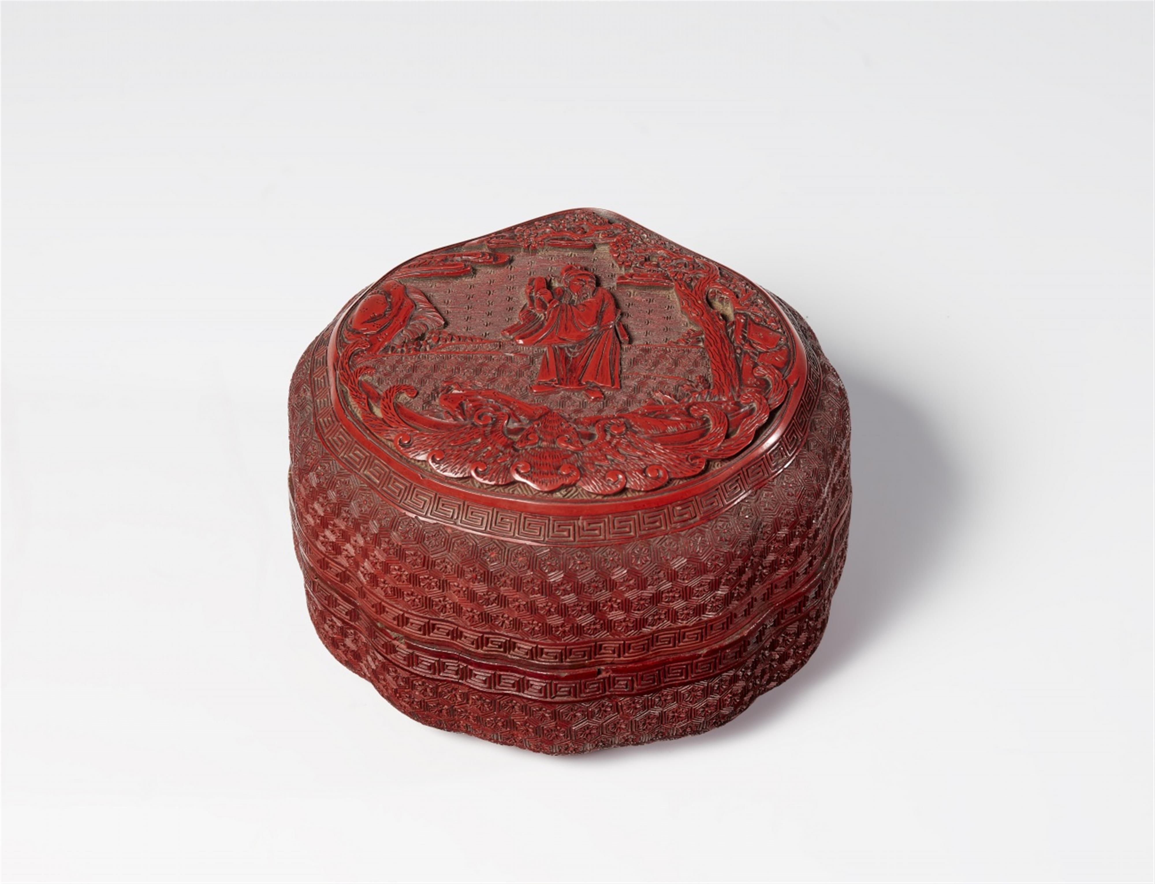 A peach-shaped box. Carved red lacquer. 18th century - image-1
