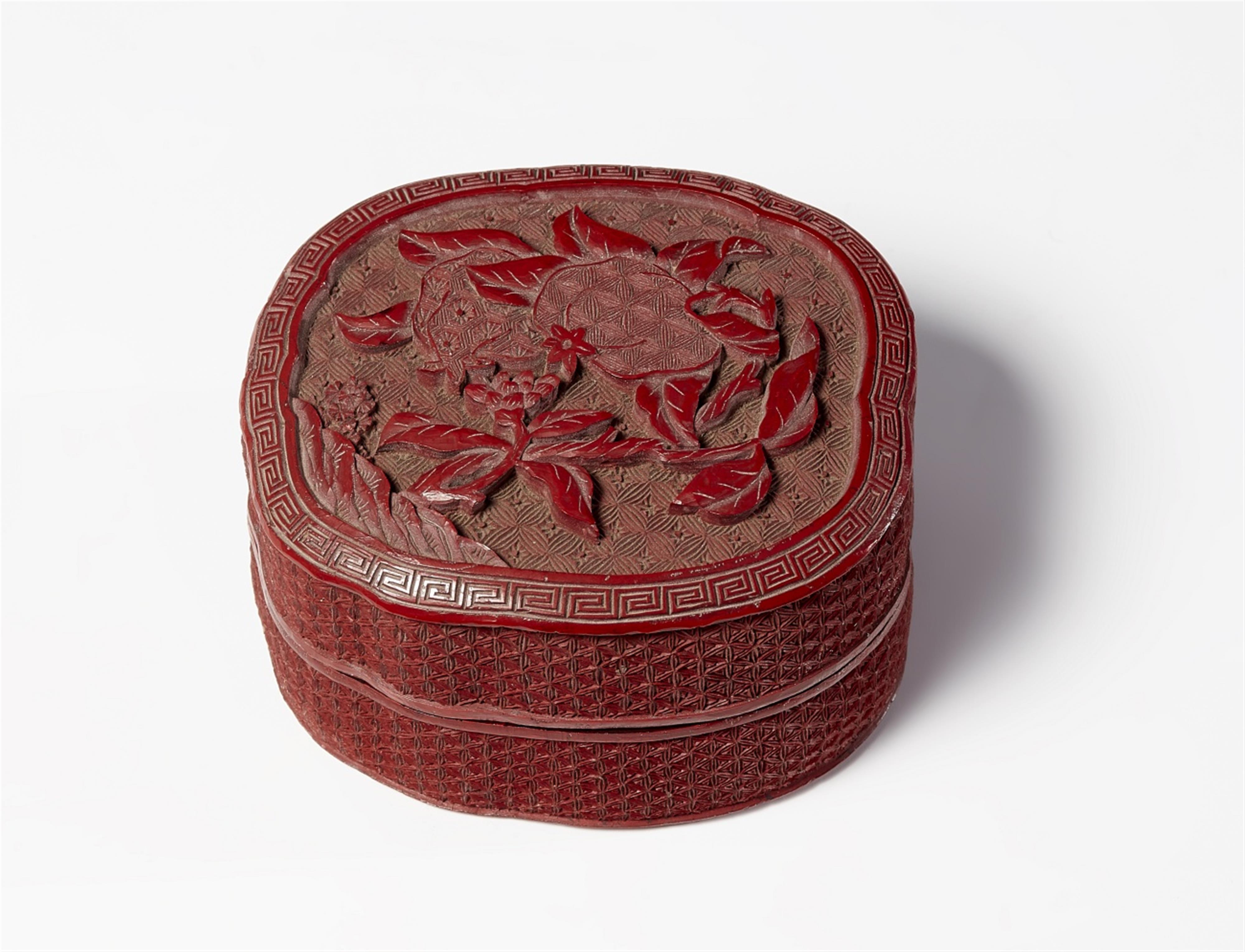 A small carved red lacquer box. Qing dynasty - image-1