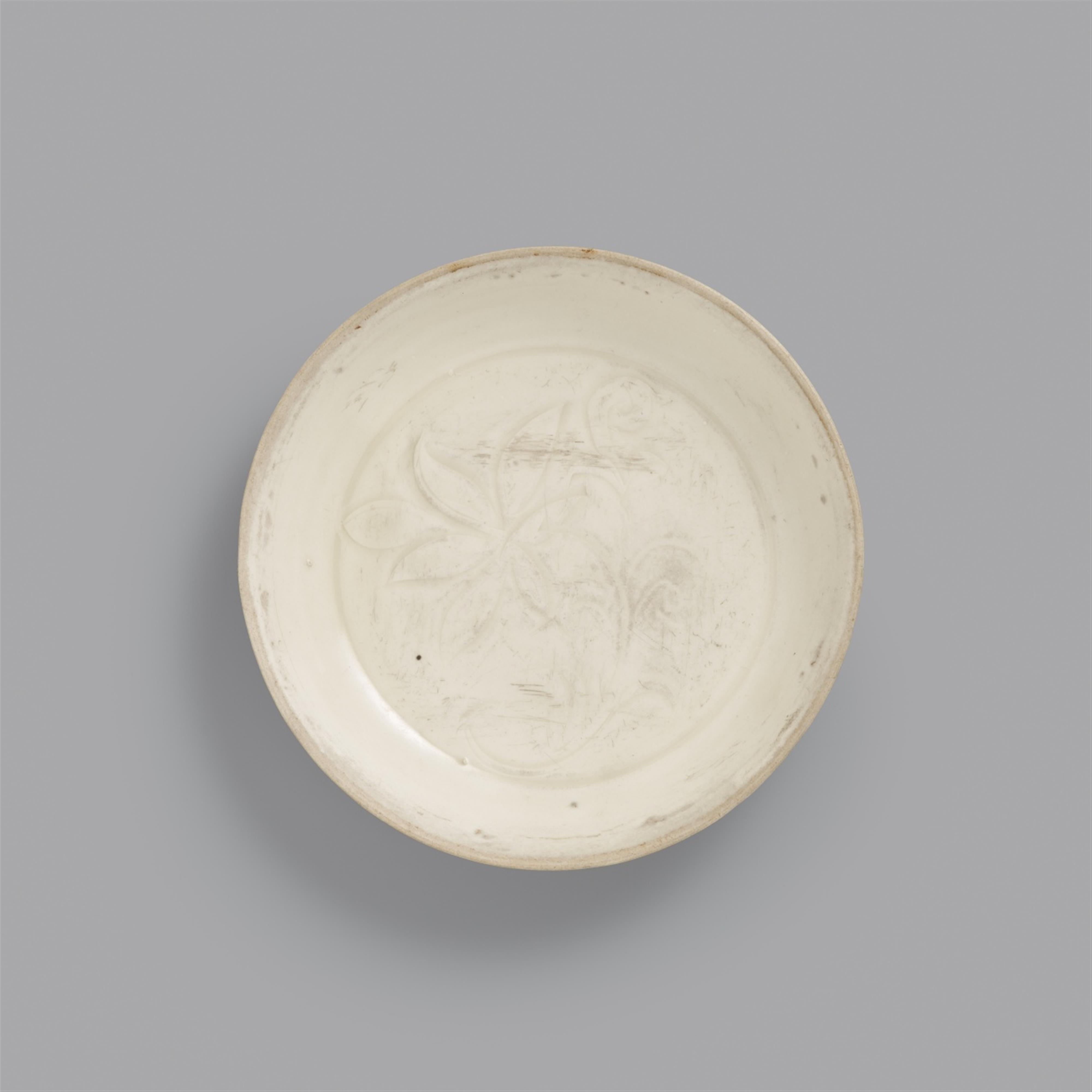 A small carved dingyao dish. Song dynasty (907-1279) - image-1