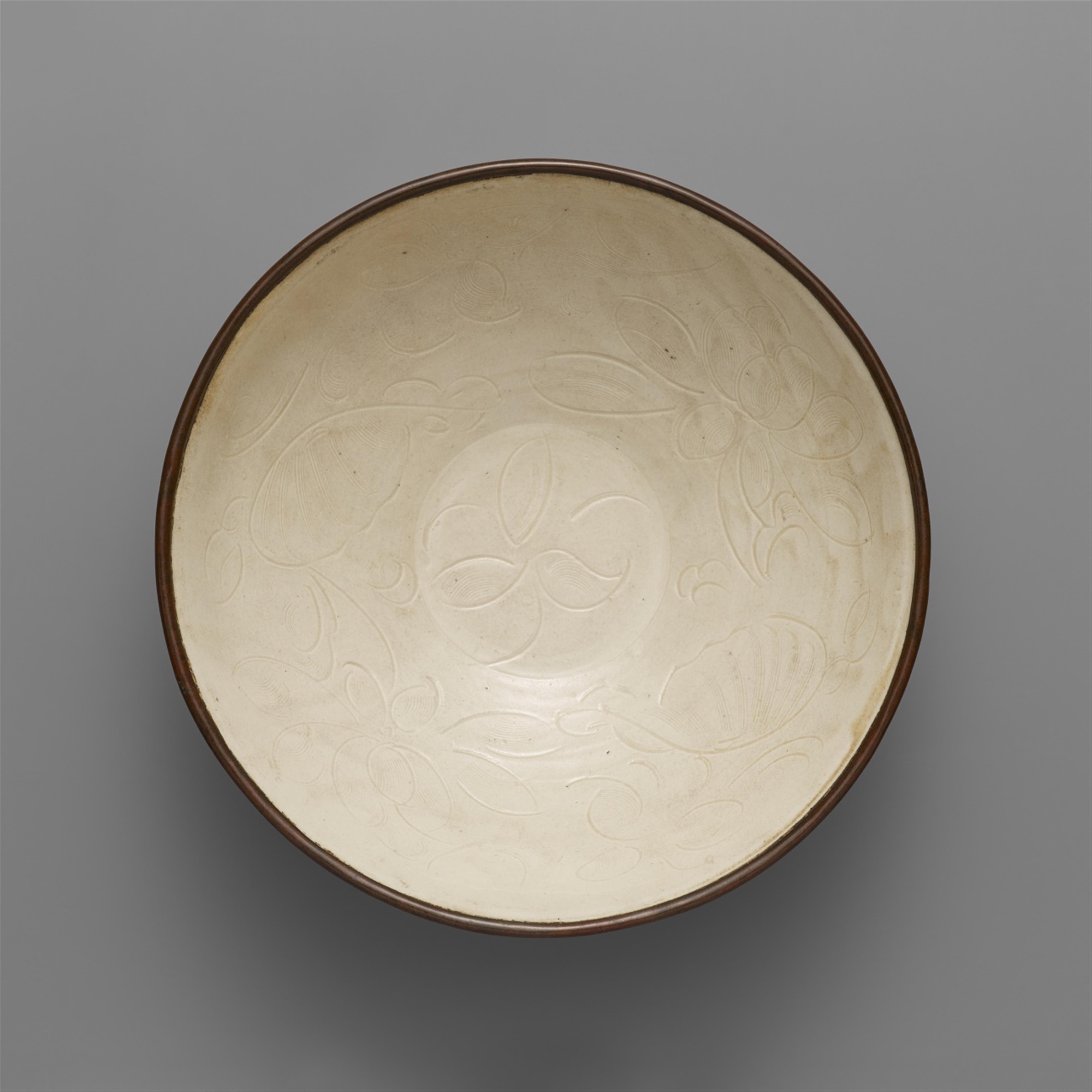 A large carved dingyao floral bowl. Northern Song dynasty (960-1127) - image-2