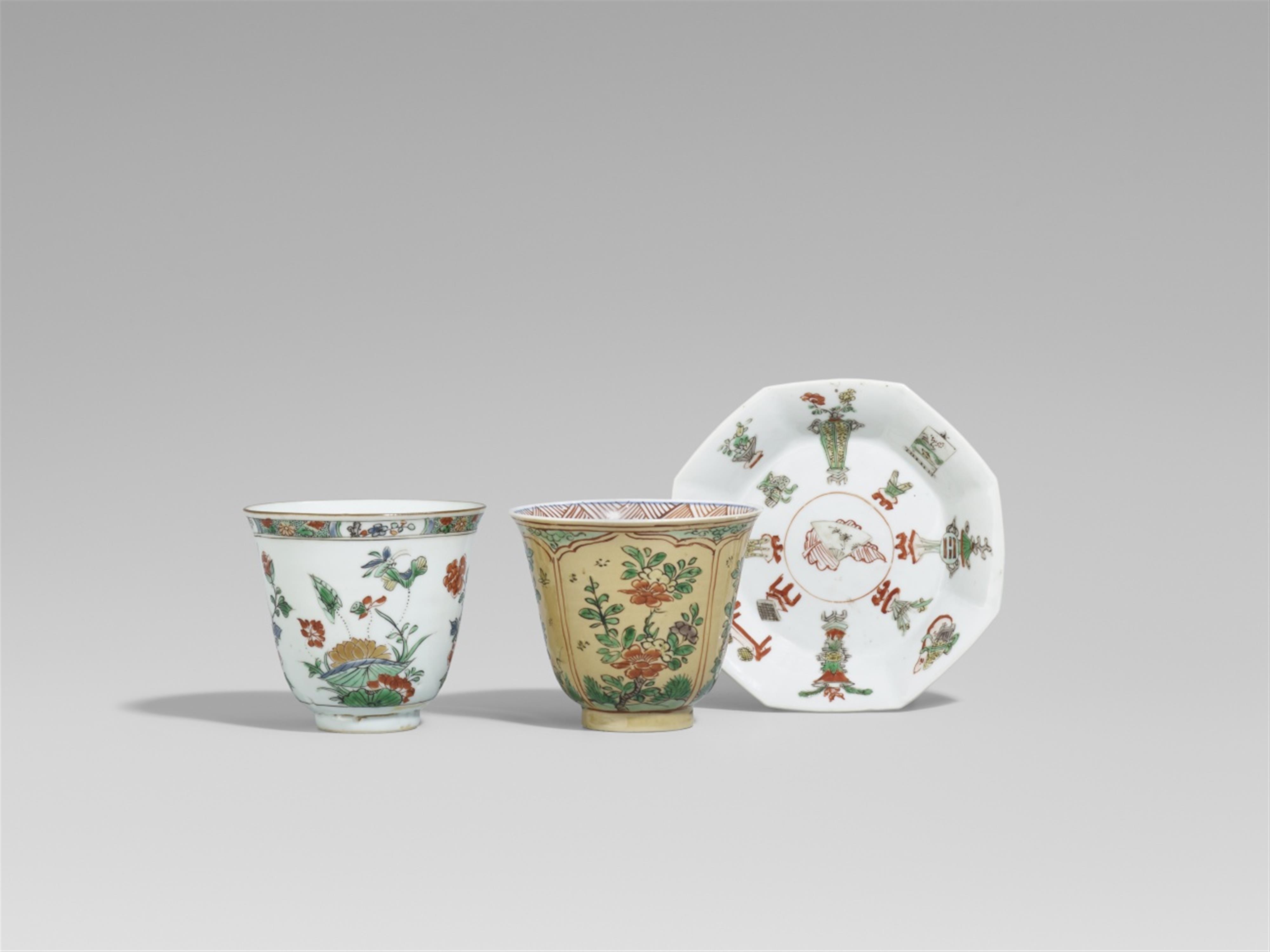 Two famille verte cups and a saucer. Kangxi period (1662-1722) - image-1