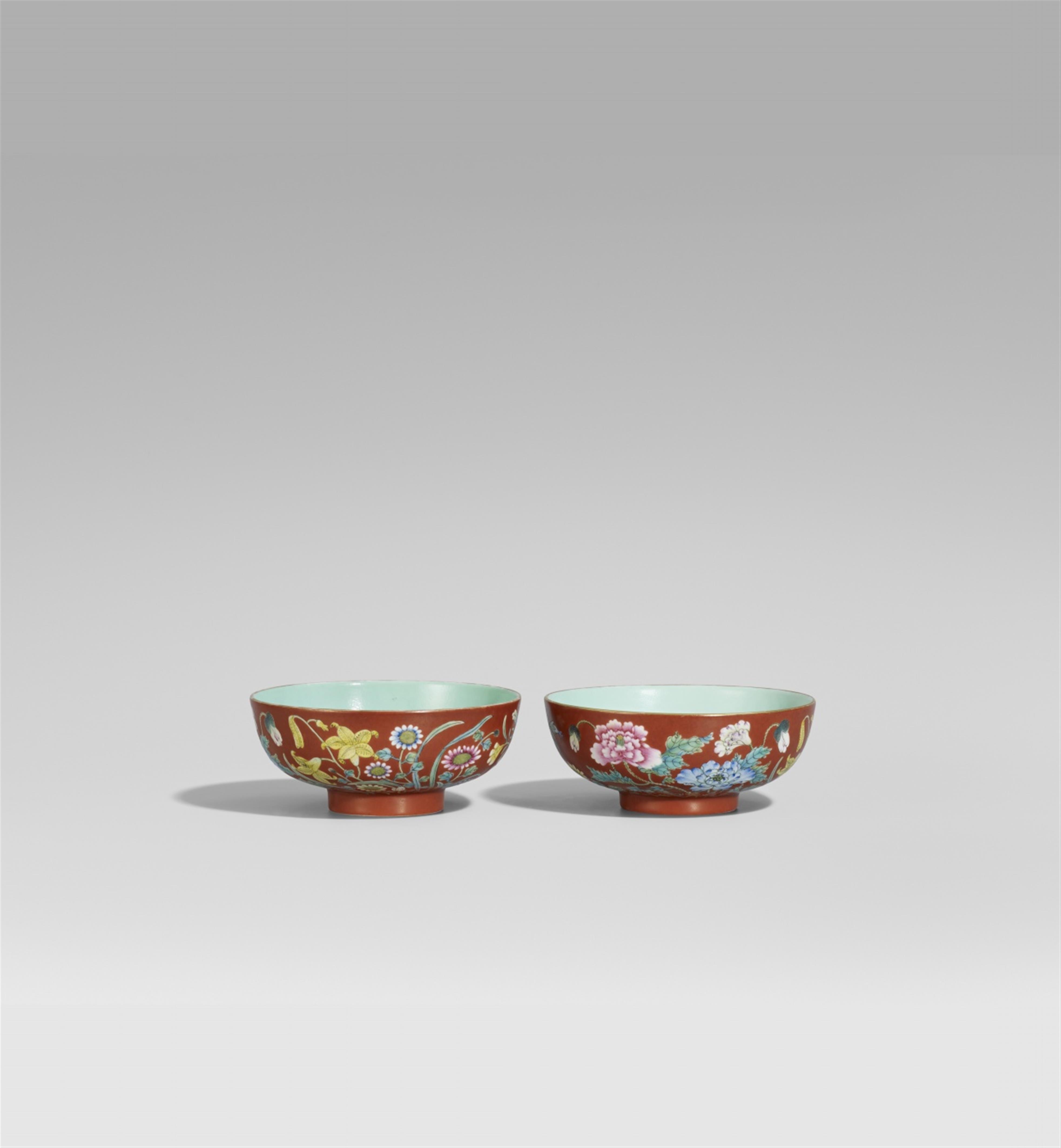 A pair of ruby-ground famille rose bowls. Qing dynasty (1644-1911) - image-1