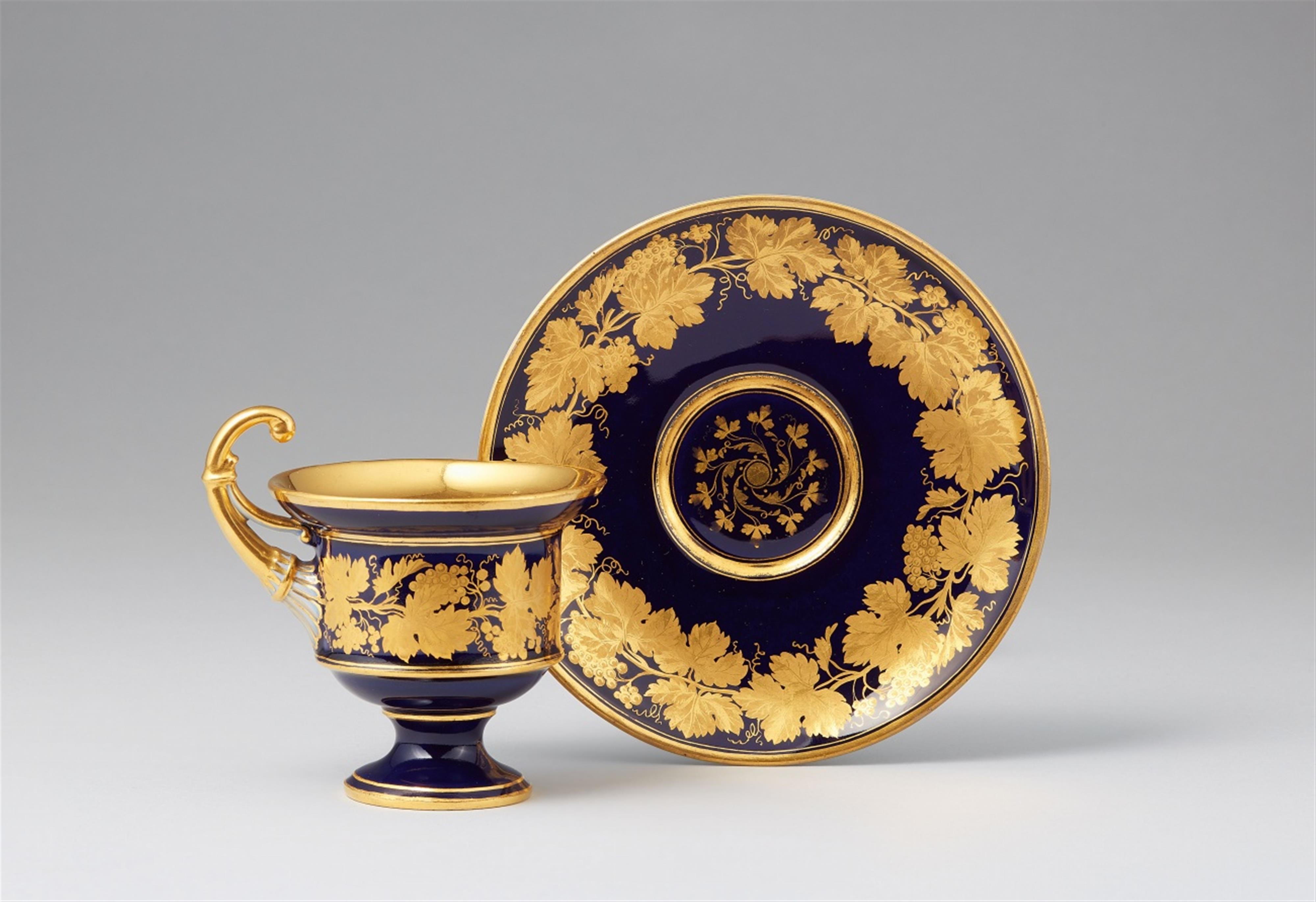 A Meissen porcelain cup with grapevine decor - image-1