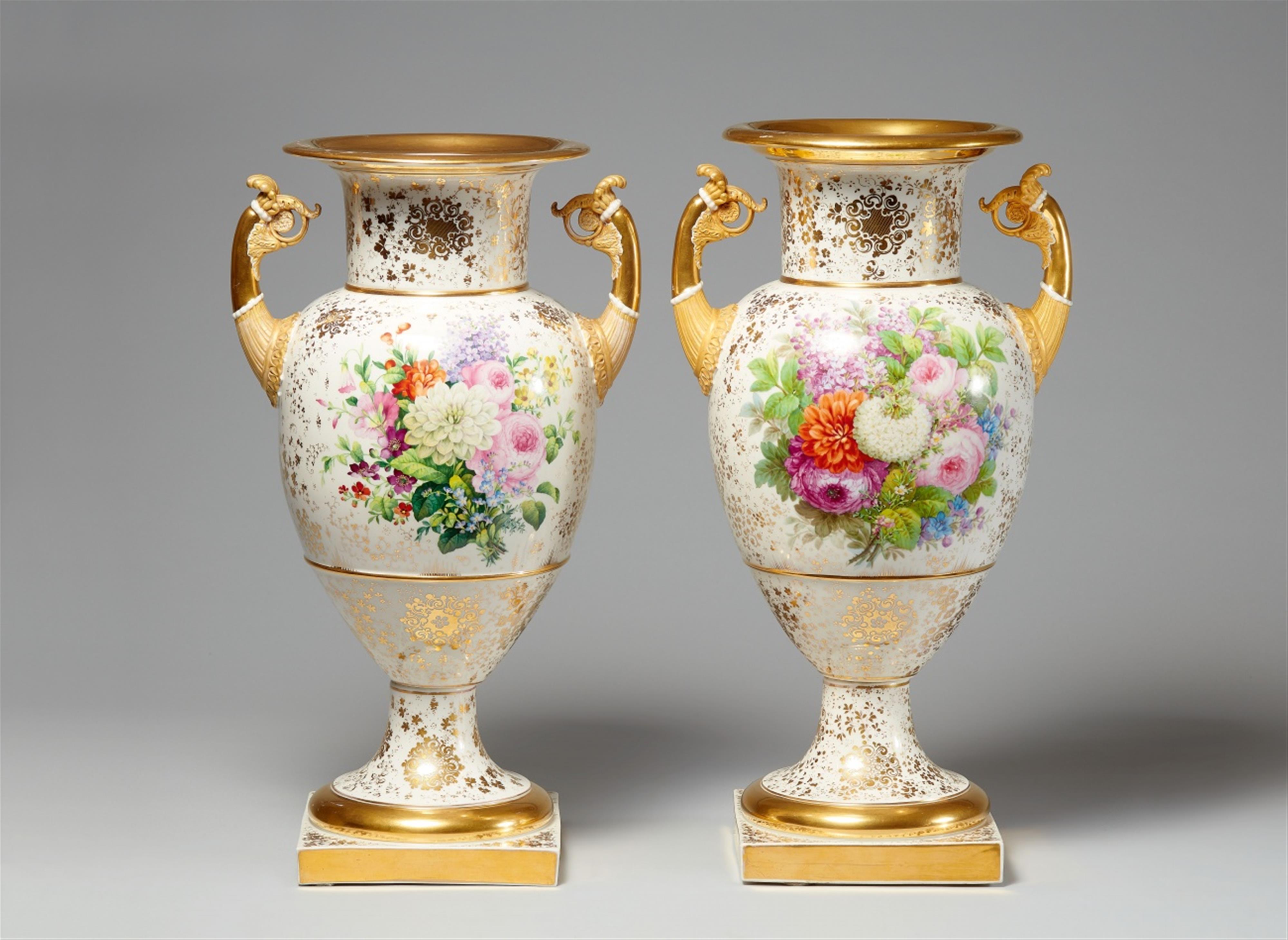 Paar Amphorenvasen mit Blumendekor - image-1