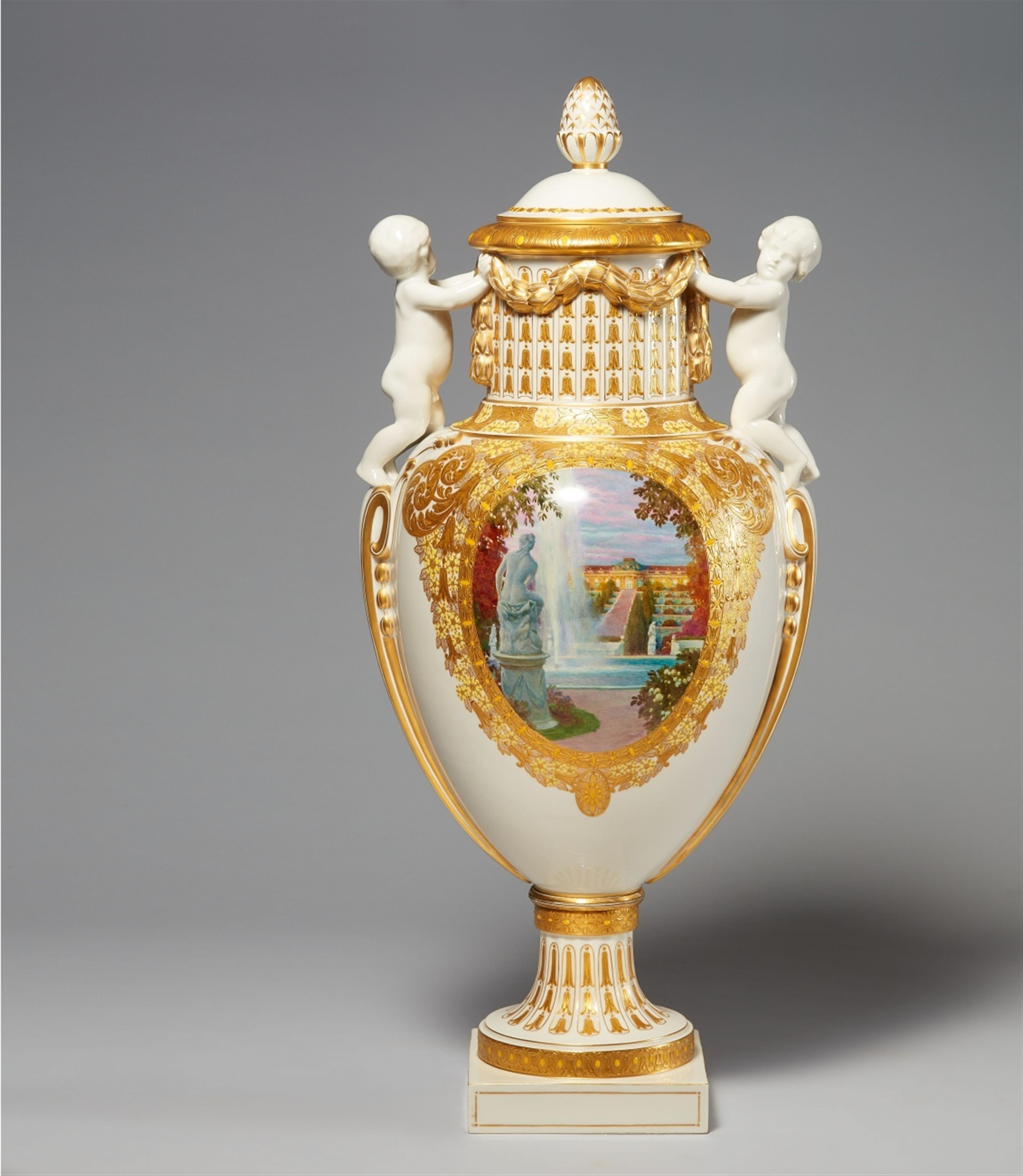 Seltene Deckelvase mit Ansichten von Schloss Sanssouci - image-1